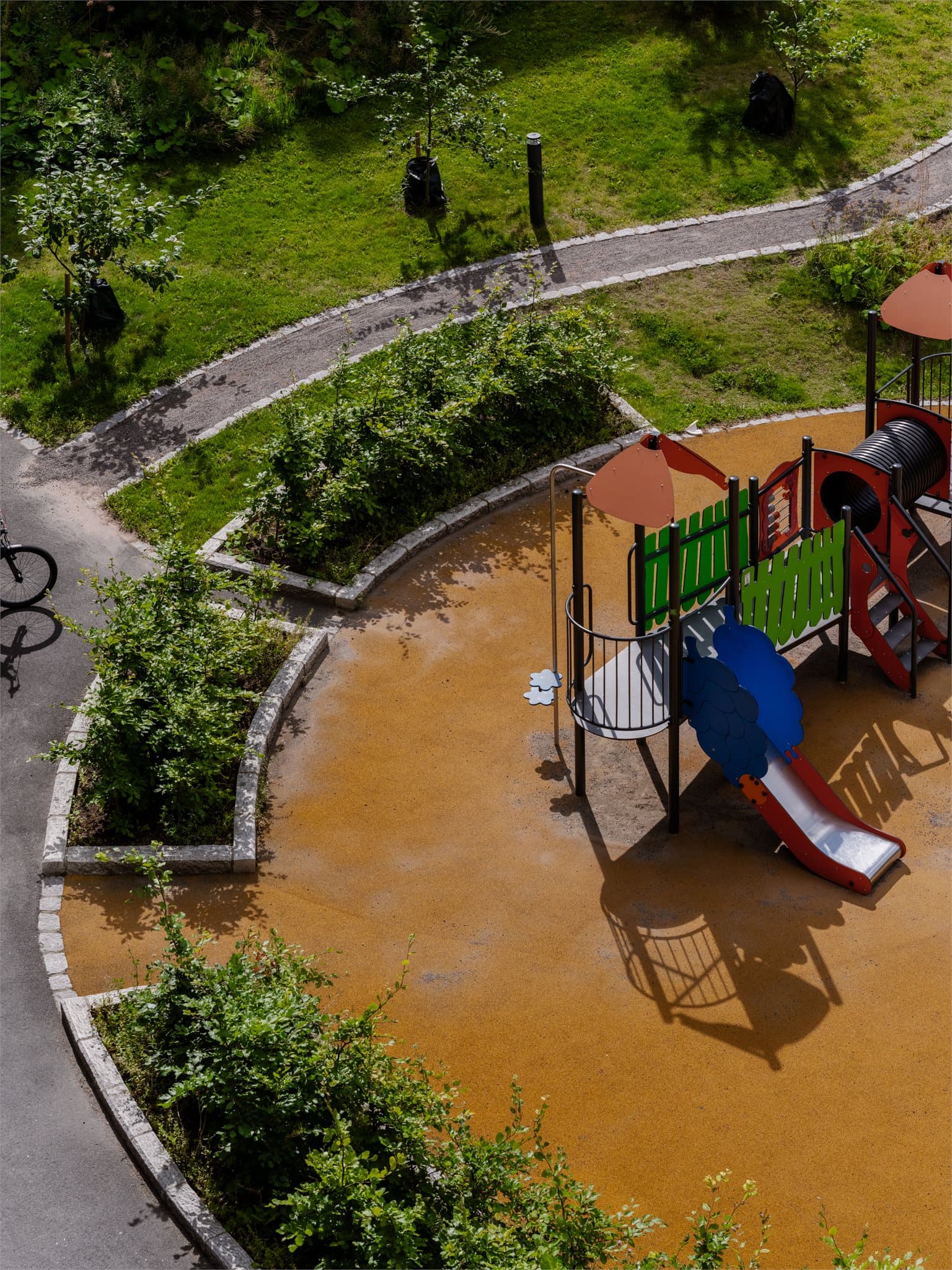 I bakgården er det frodige grøntområder og lekeplass for de minste.