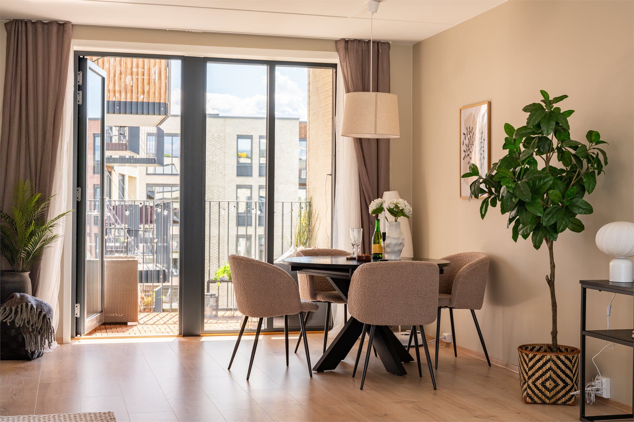 Oppholdsrommet er romslig med god plass til en innbydende spisegruppe.