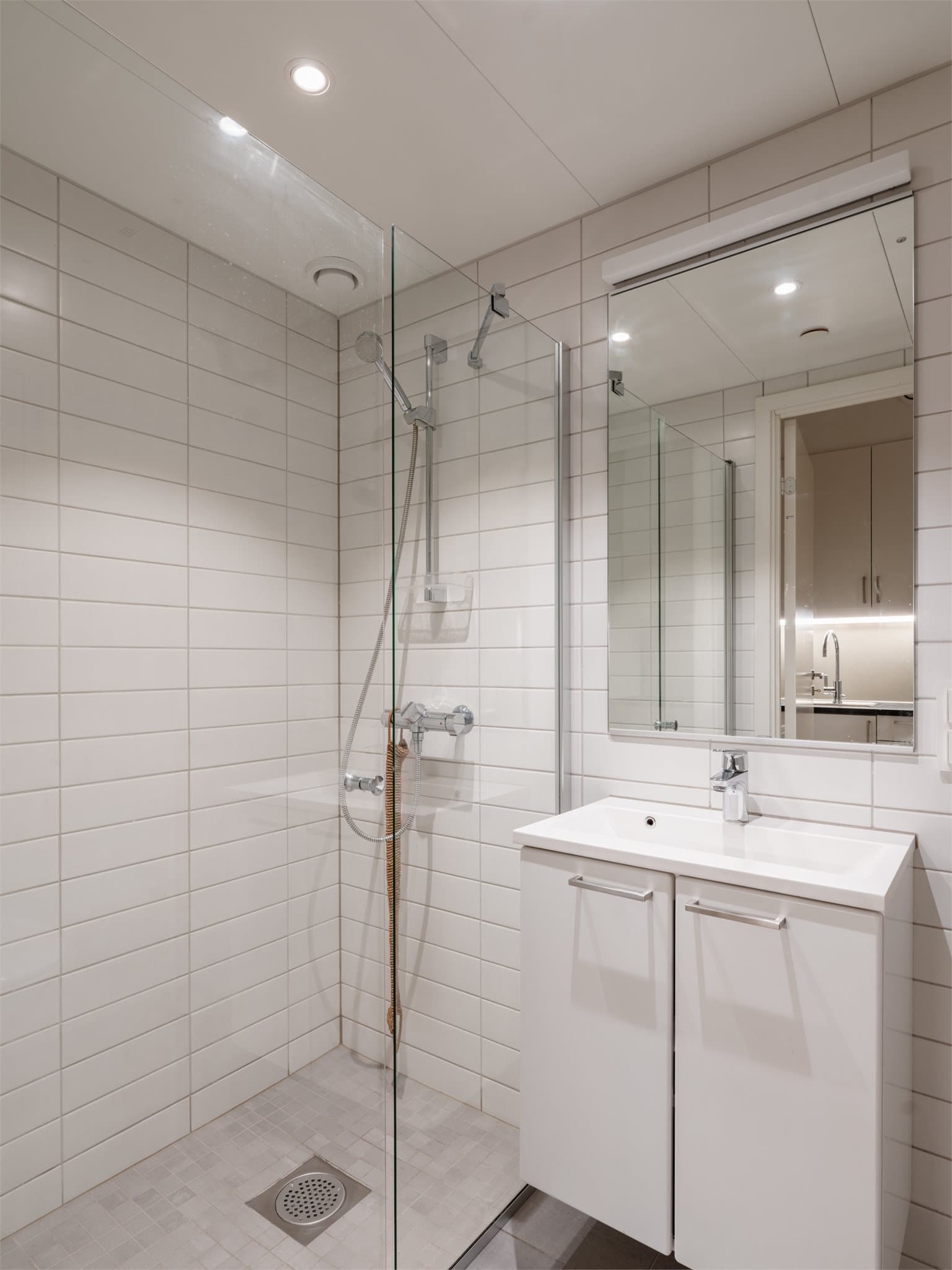 Badet er flislagt og det er vannbåren gulvvarme.