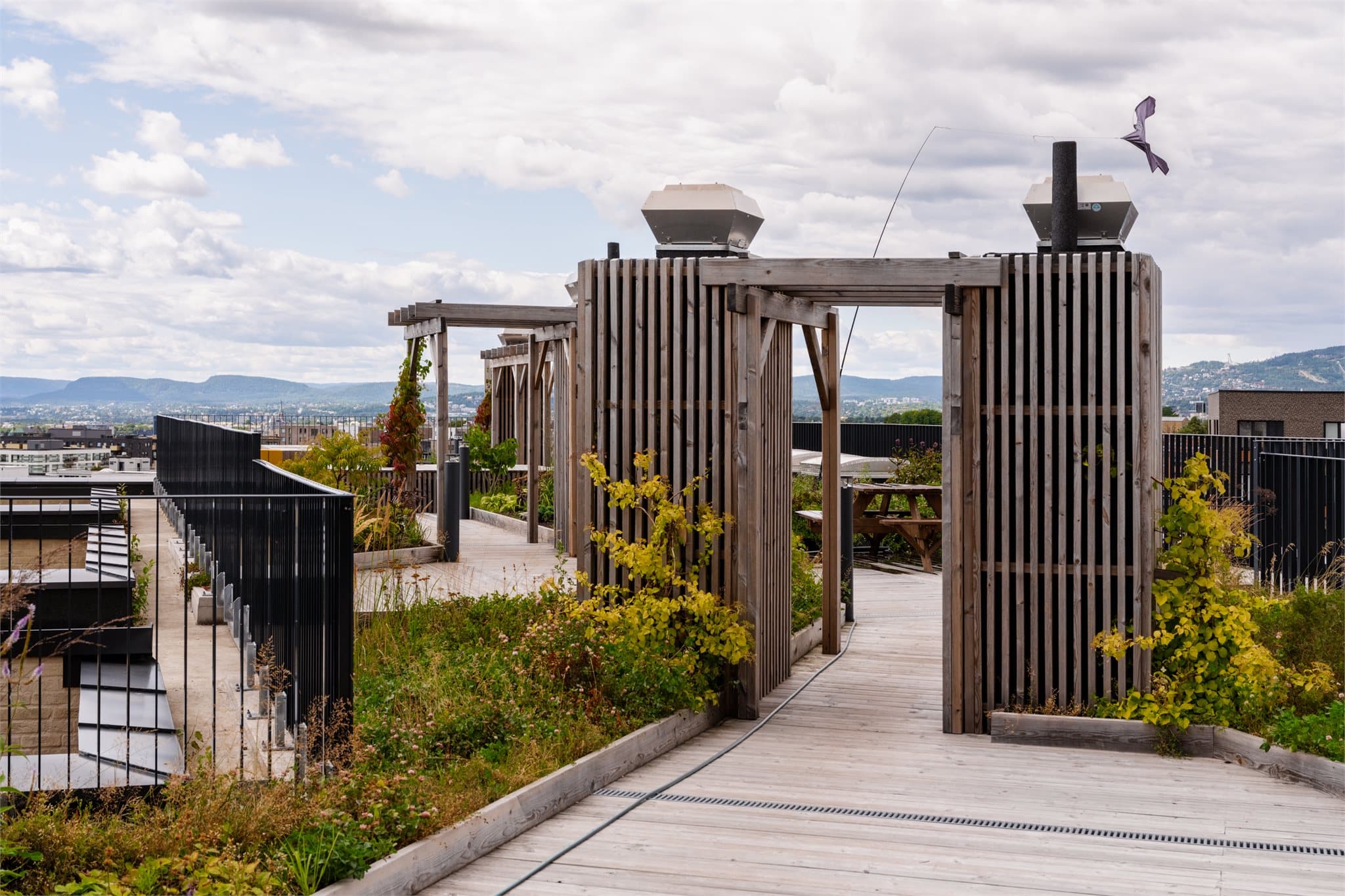 På taktet finner dere en fantastisk takterrasse med uslåelige solforhold og utsikt over nabolaget.