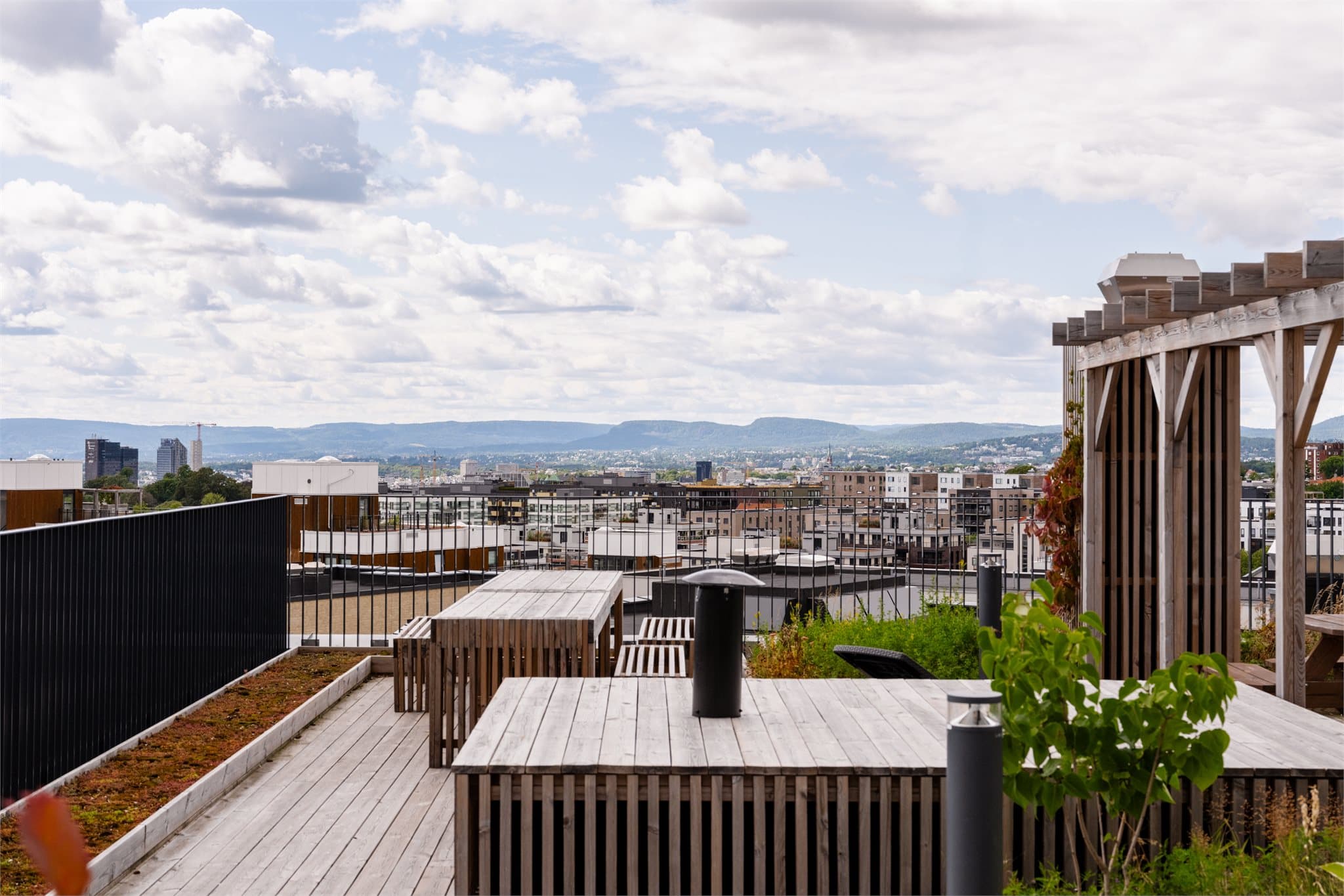 Felles takterrasse med hyggelige sittegrupper som inviterer til avslappende stunder og sosialt samvær.