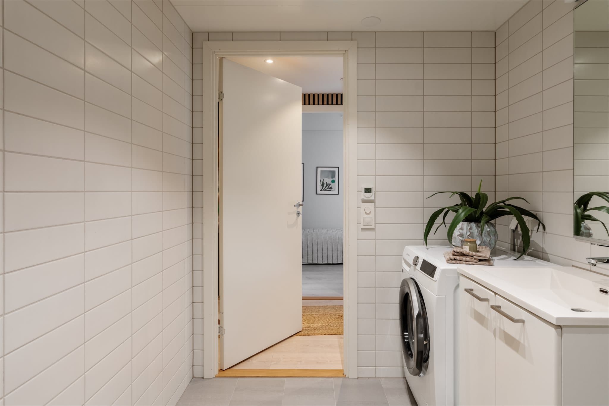 Badet er romslig og har plass til gode oppbevaringsløsninger.