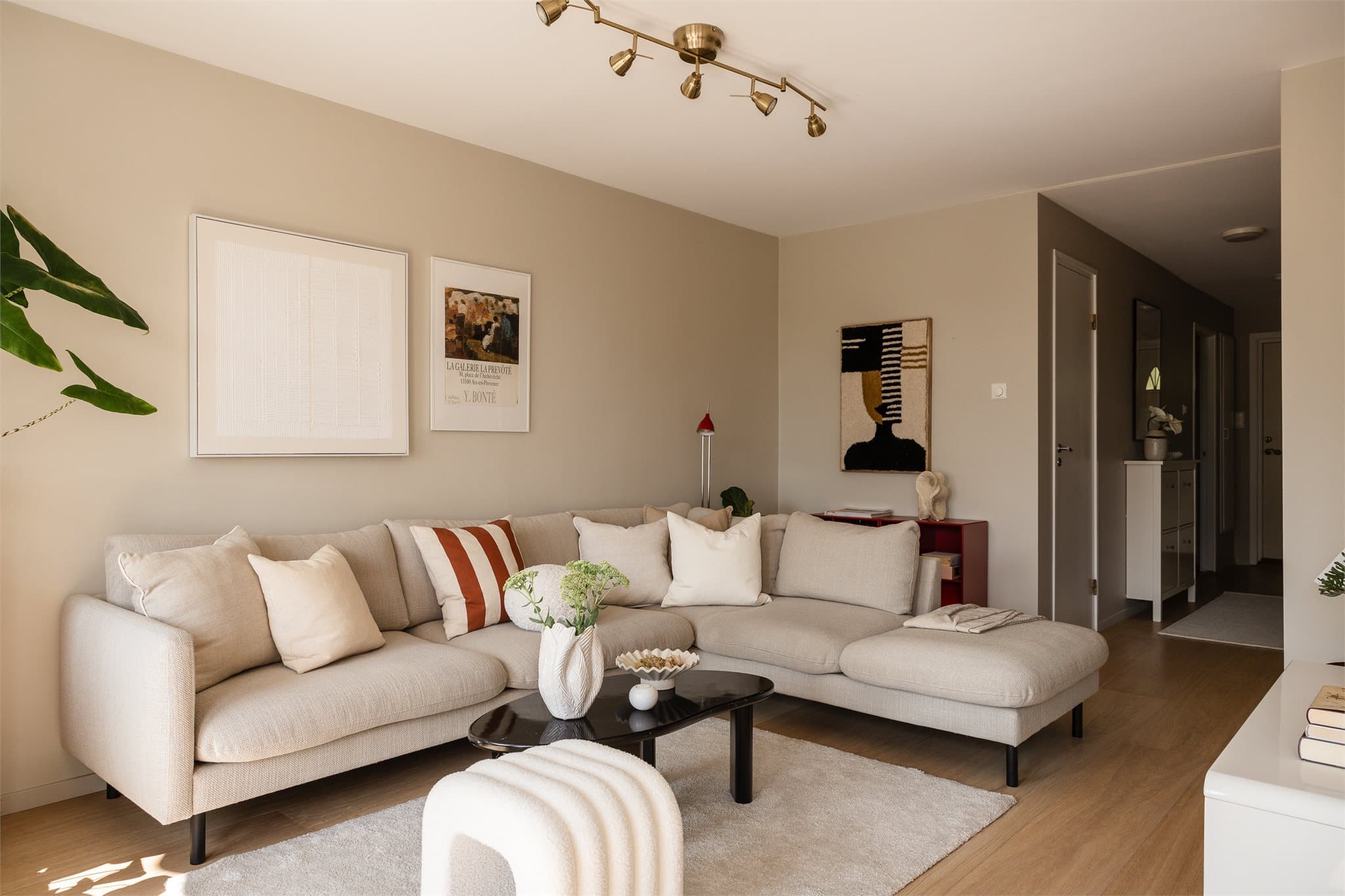 Rikelig med plass til sofaseksjon og tilhørende møblement.