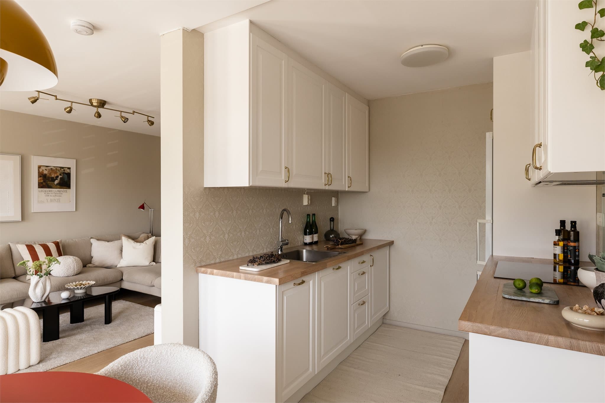 Benkeplaten er av tre. Det er installert komfyrvakt.