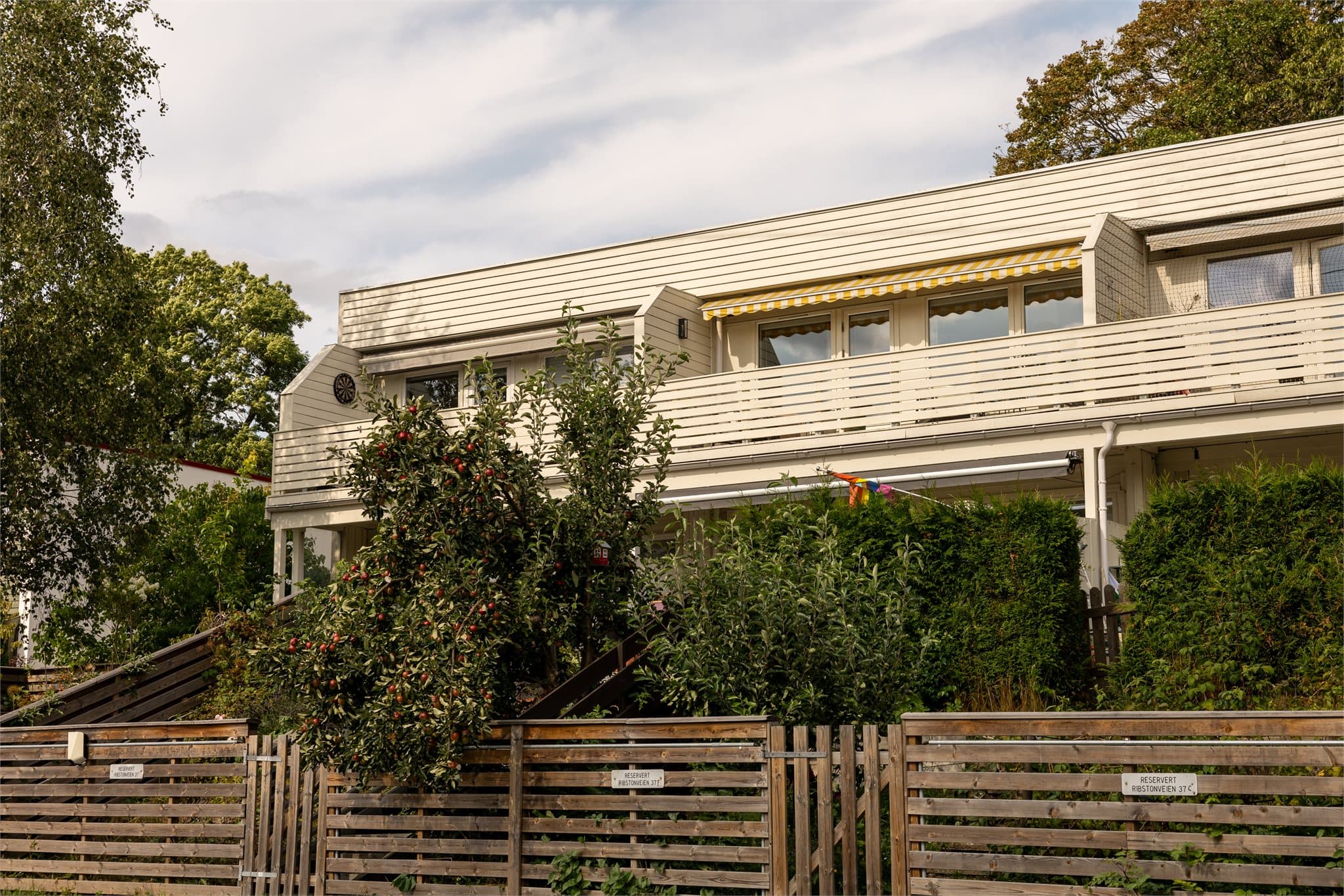 Kort vei fra boligen finner du Lørenbanen med aktivitetspark og friområder hvor den aktive kan holde seg i form.