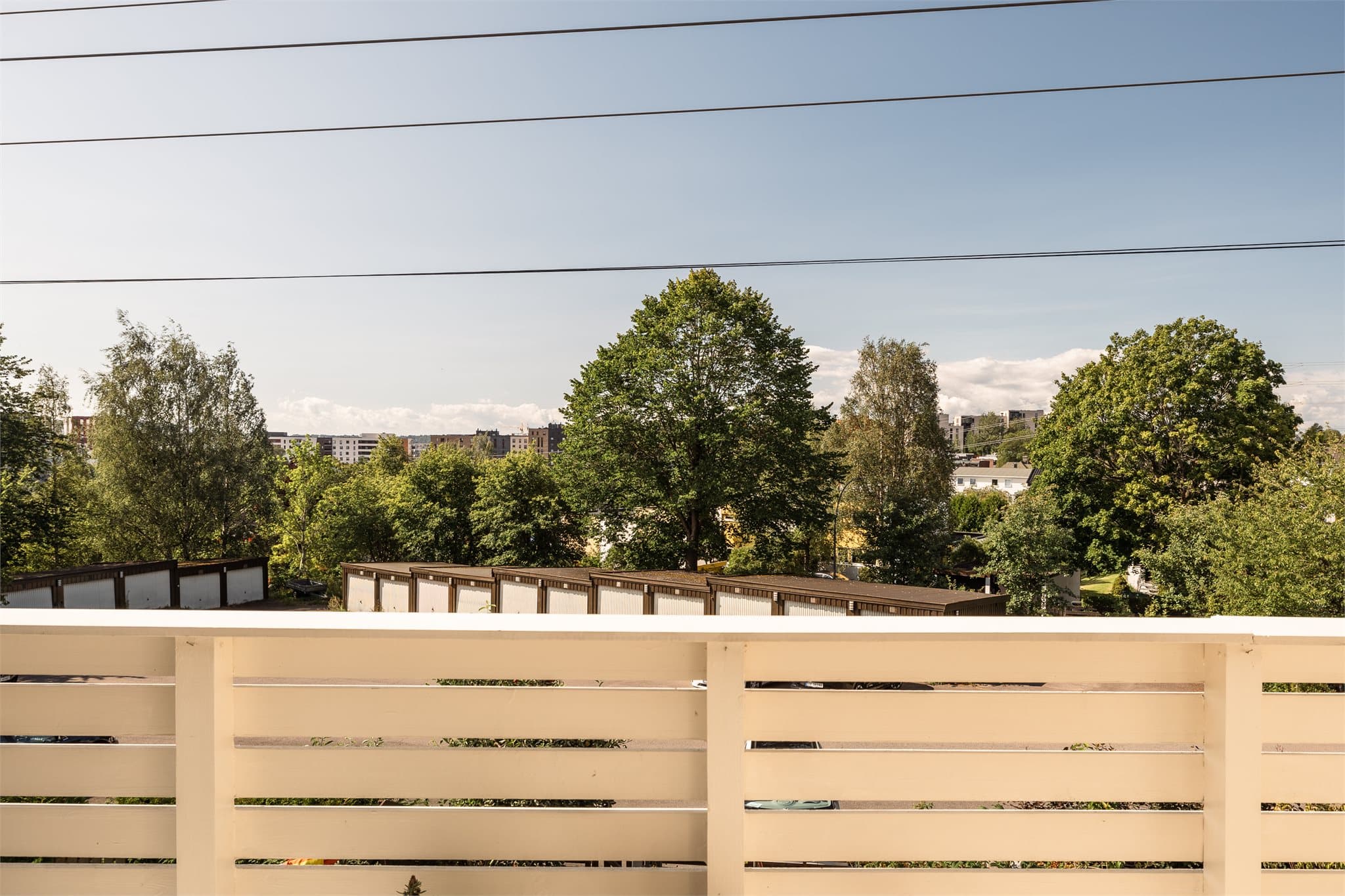 Usjenert balkong og fint utsyn.