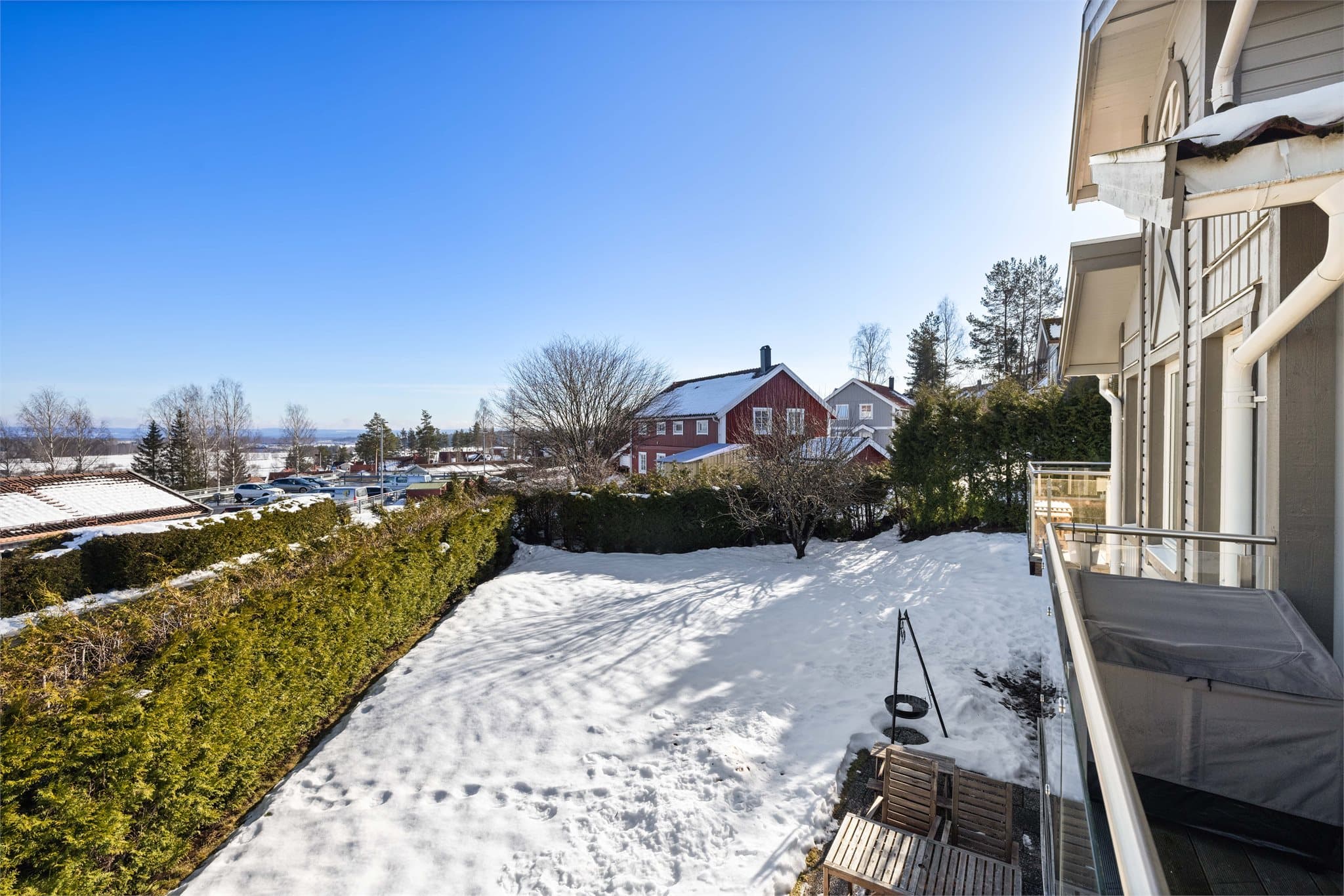 Nyere glassrekkverk på begge balkonger fra 2023.