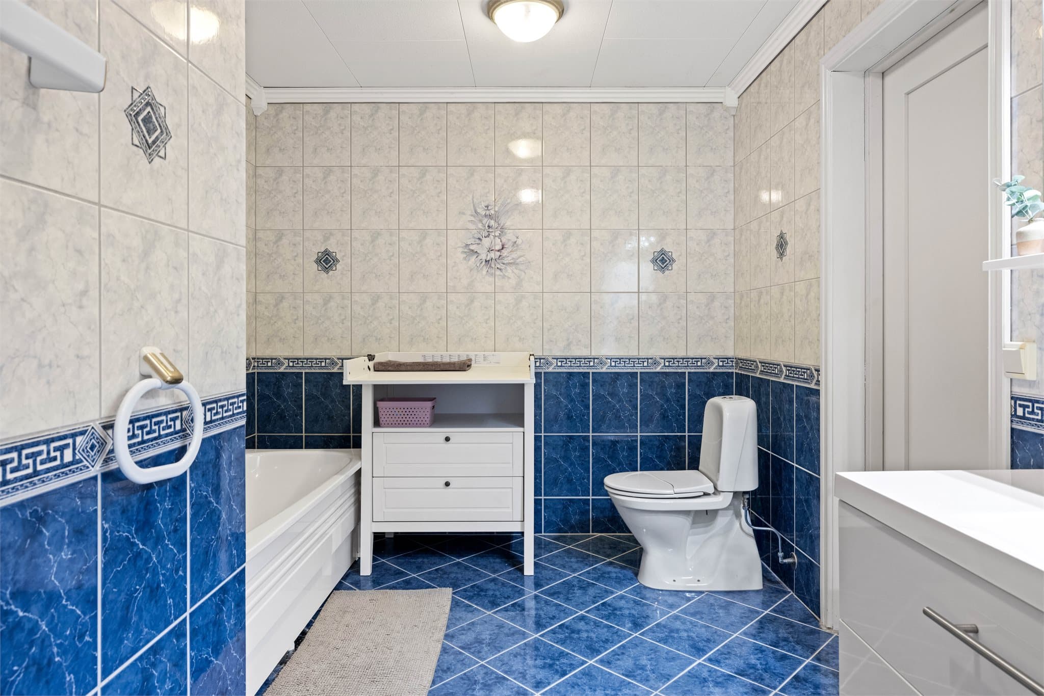 Hovedbadet er romslig og utstyrt med både badekar og servant med oppbevaring.