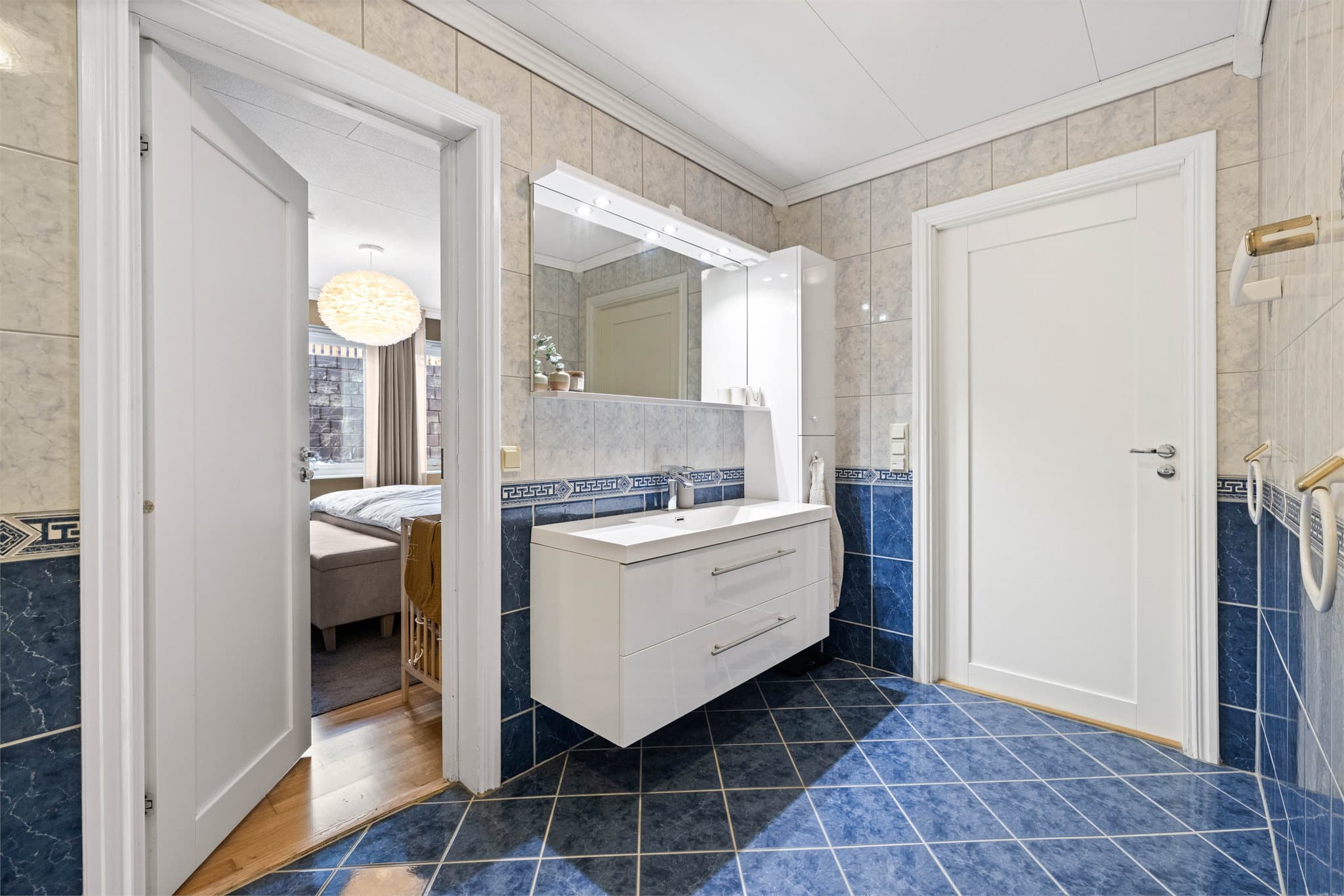 Boligen har to fullverdige bad, ett i hver etasje, som forenkler hverdagslogistikken.