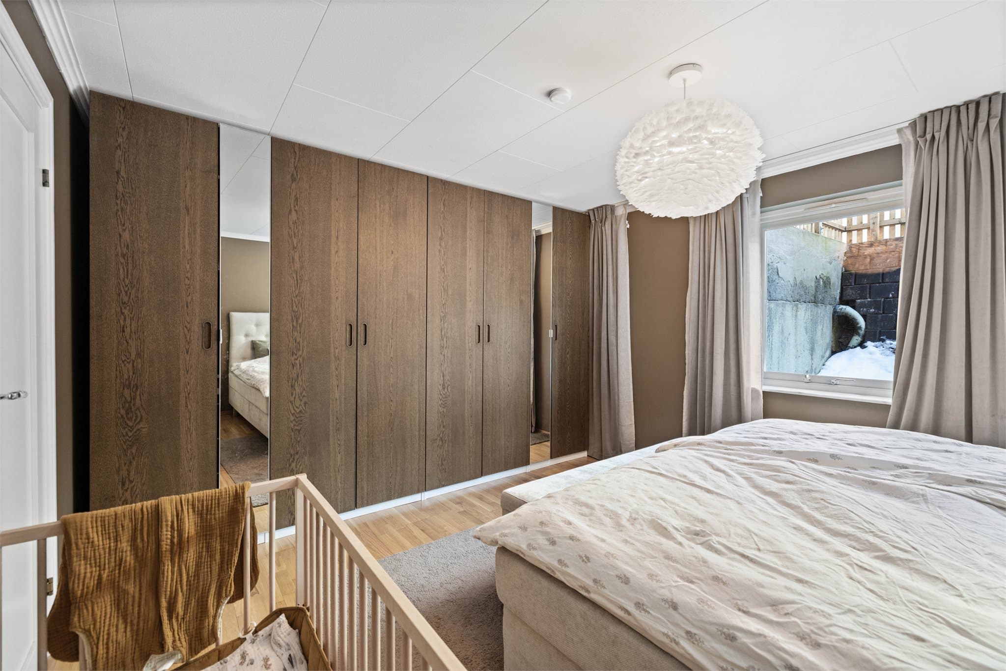 En hel vegg med garderobeskap gir rikelig med oppbevaringsplass.