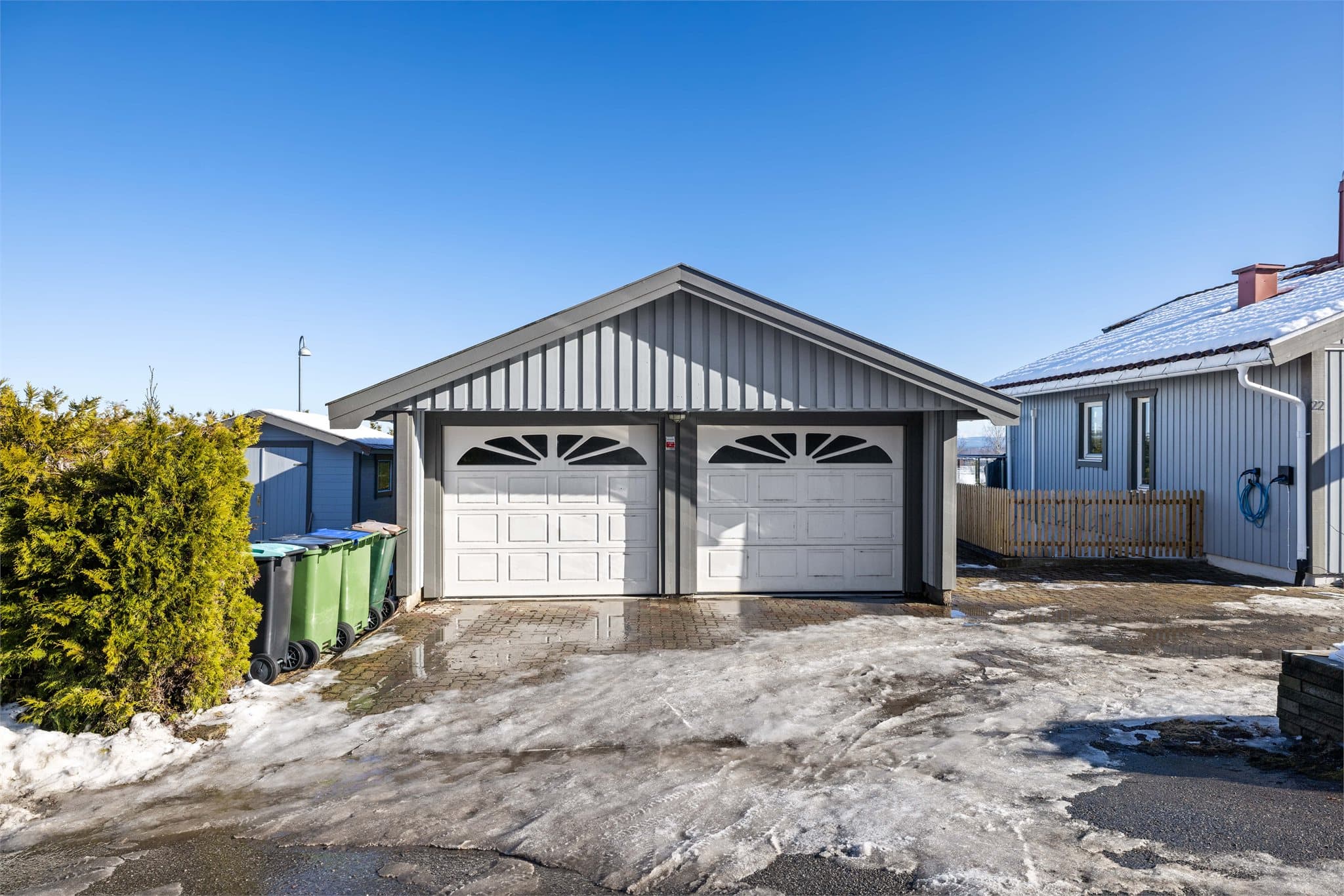 Dobbelgarasje med god plass til to biler, samt ytterligere oppstillingsplasser på tomten.