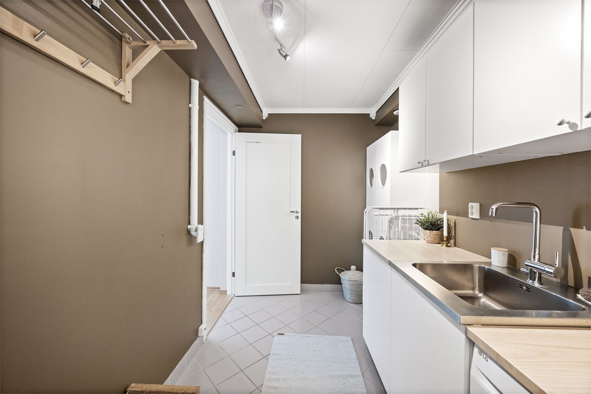 Et separat og praktisk vaskerom med god benkeplass og opplegg for vaskemaskin.