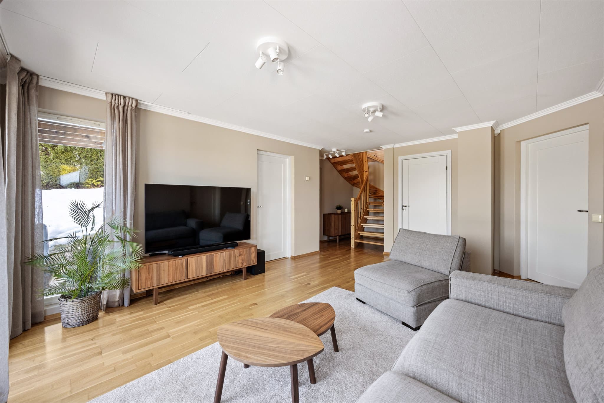 Boligens andre stue i underetasjen er et ideelt samlingssted for familien.