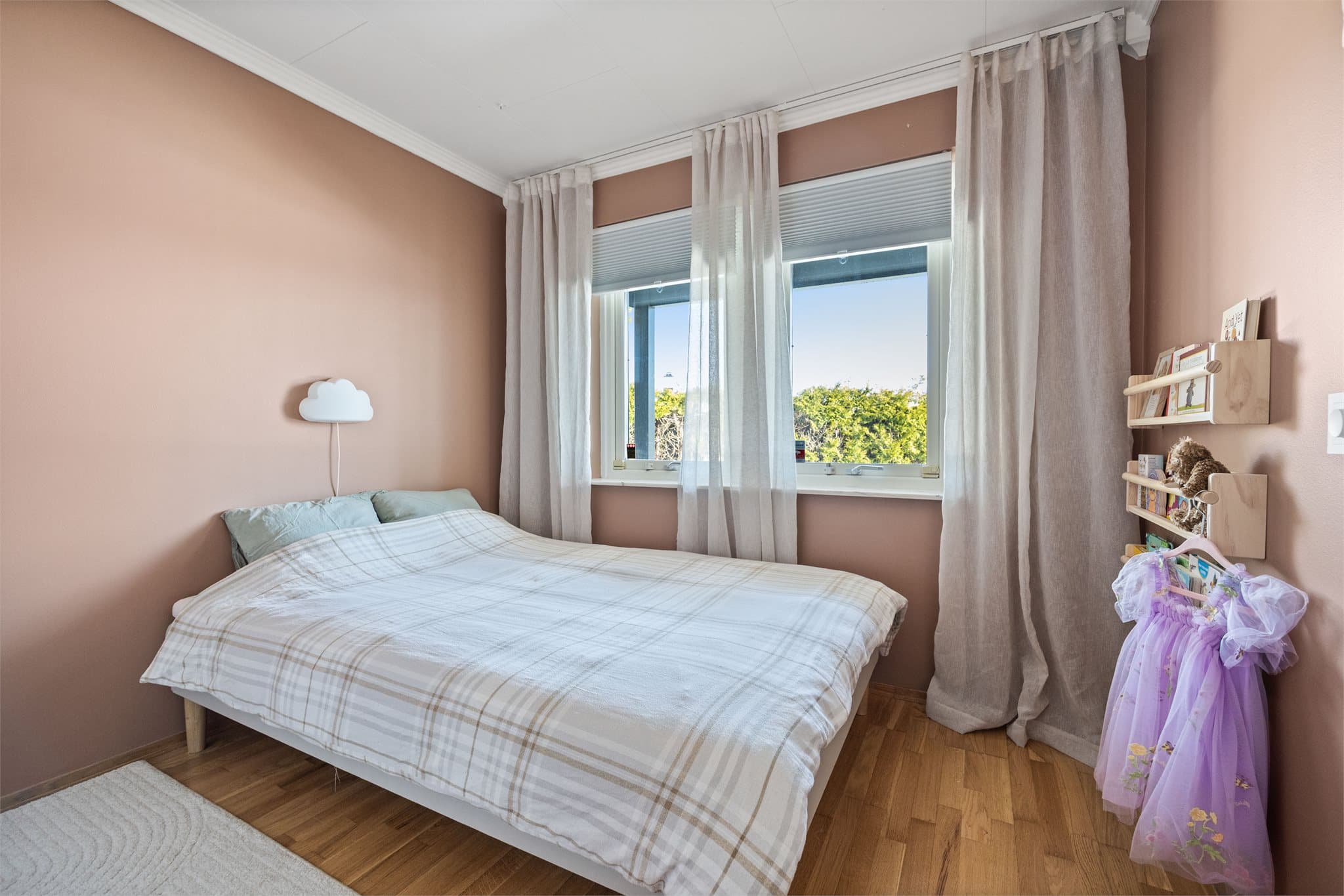 Boligen har totalt fire soverom, som gjør den godt egnet for en familie.