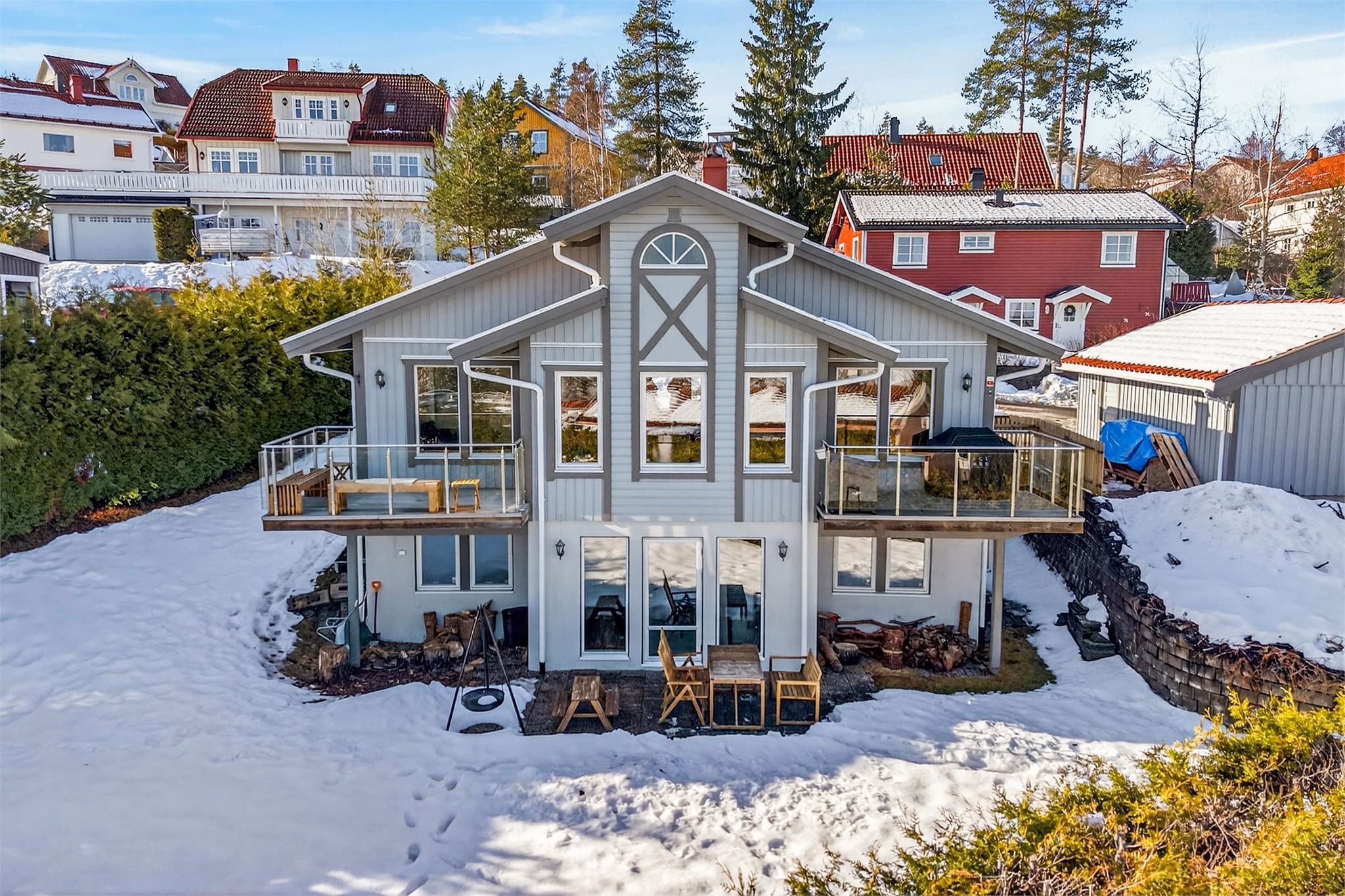 Den store hagen er pent opparbeidet og gir gode leke- og utfoldelsesmuligheter.