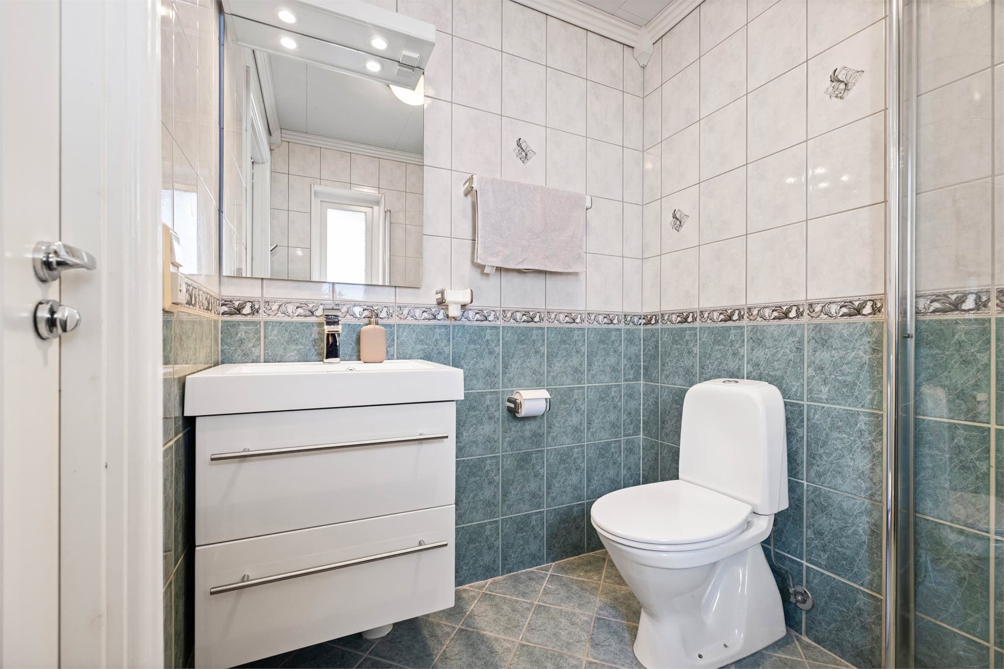 Badet i denne etasjen er utstyrt med servant, toalett og dusjhjørne.