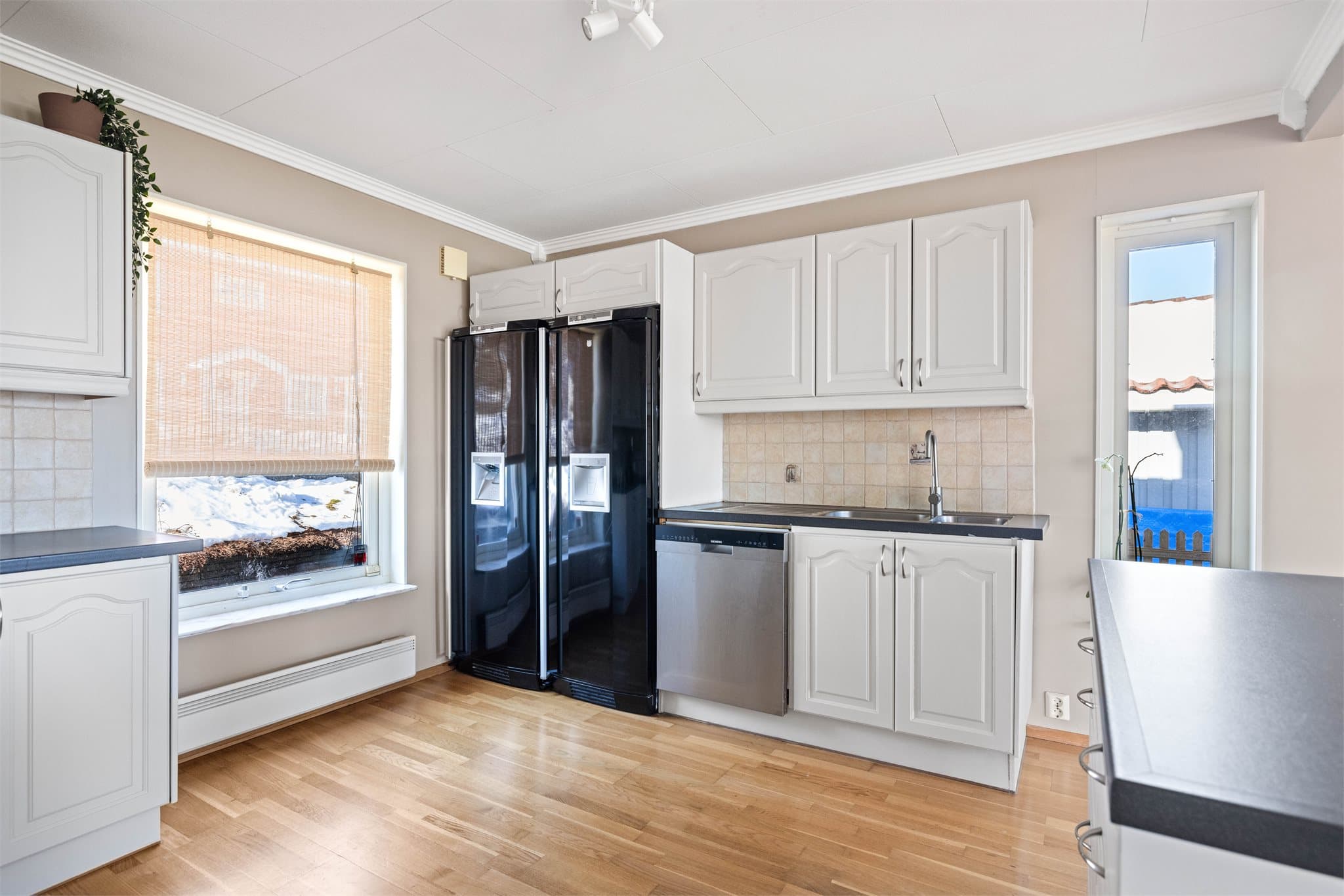 Godt med arbeidslys fra vinduer og belysning over benk.