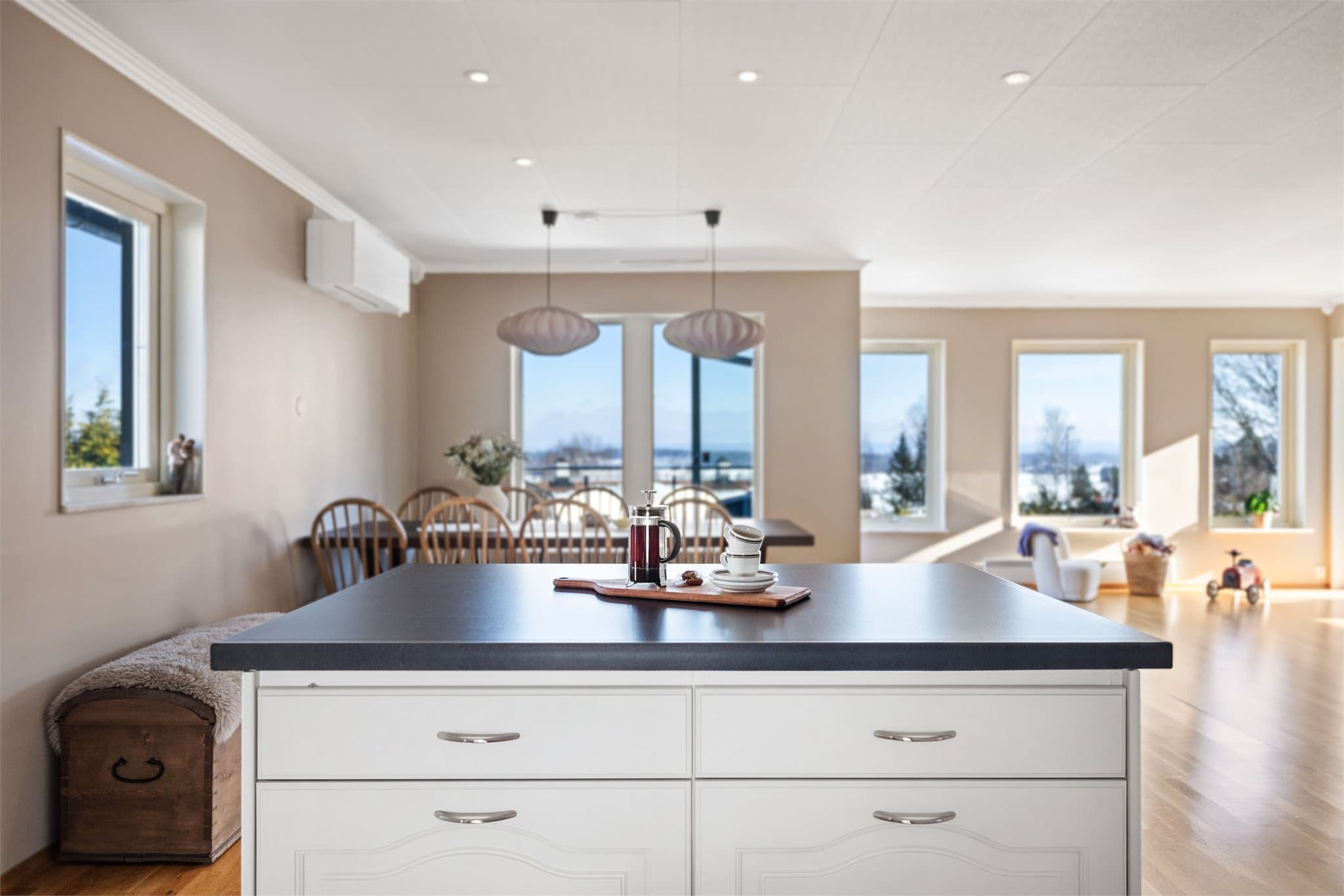 Kjøkkenøya fungerer som et naturlig samlingspunkt og gir en fin overgang mot spisestuen.