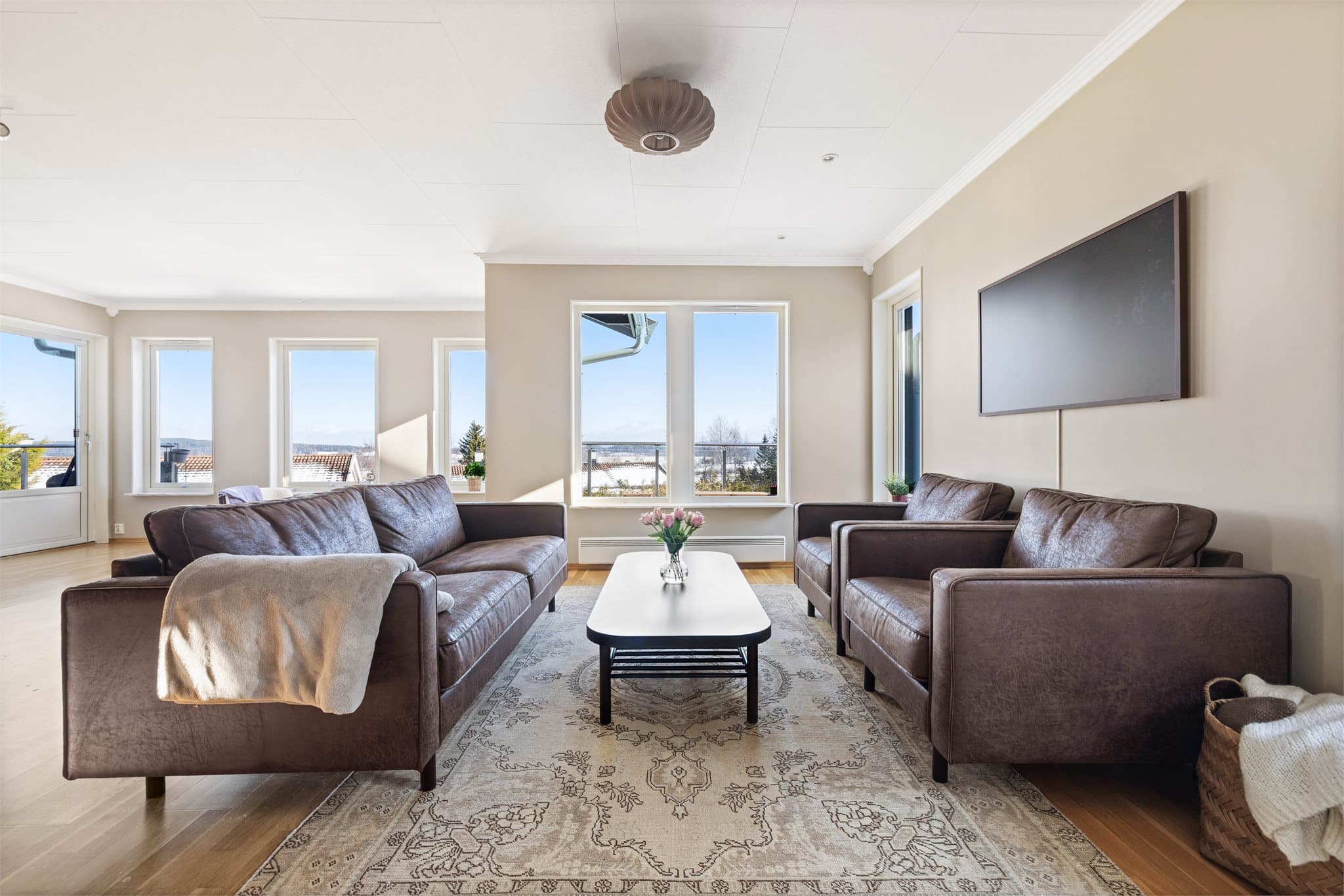 Stuen er romslig og gir fleksible møbleringsmuligheter for en sosial sone.