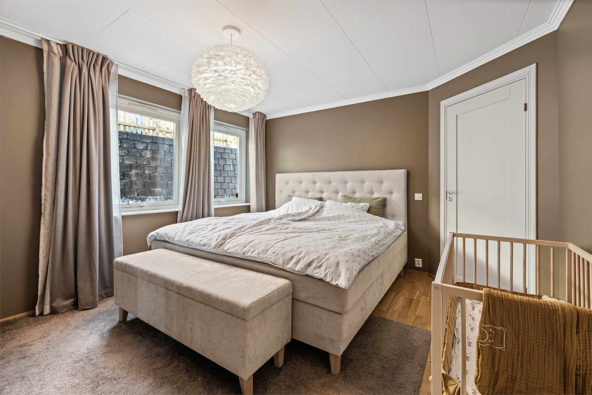 Hovedsoverommet er romslig med god plass til dobbeltseng og tilhørende møblement.