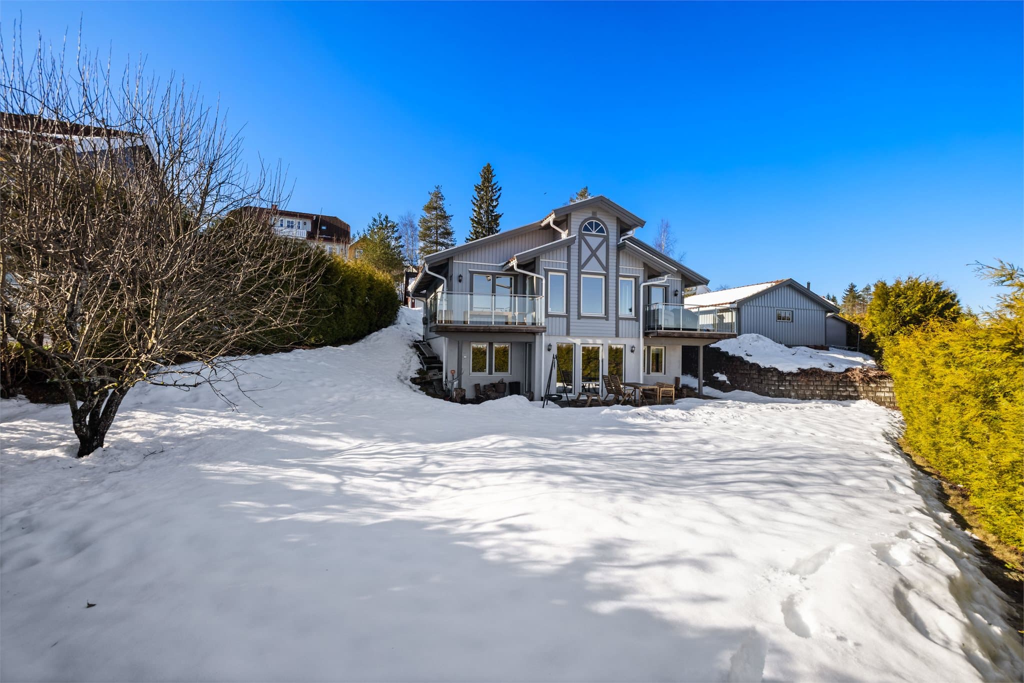 Dette er en innholdsrik, barnevennlig og flott familiebolig med fine og store uteplasser!