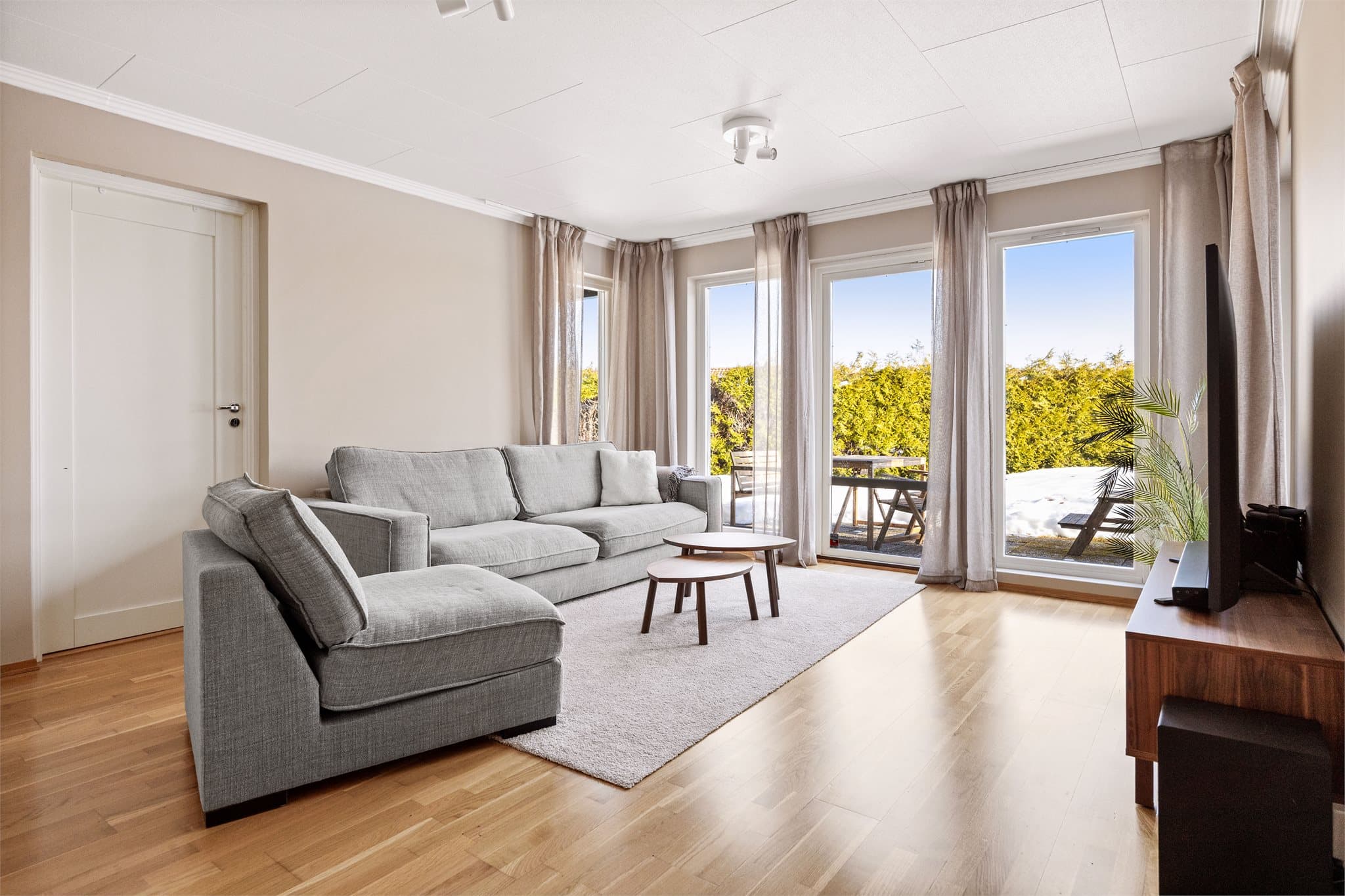 Fra stuen er det direkte utgang til hagen og uteområdet.