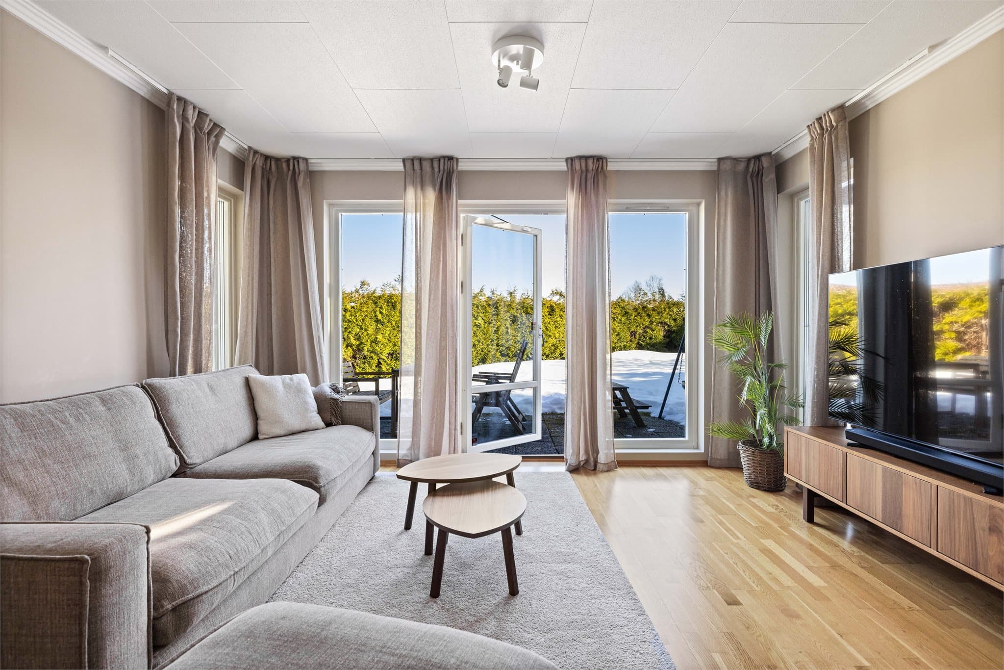 Store vinduer slipper inn godt med dagslys også i denne etasjen.