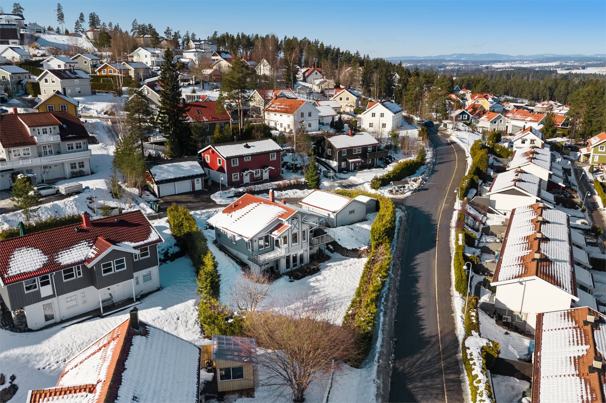 Fra boligen er det kort gangavstand til Neskollen skole og flere barnehager.