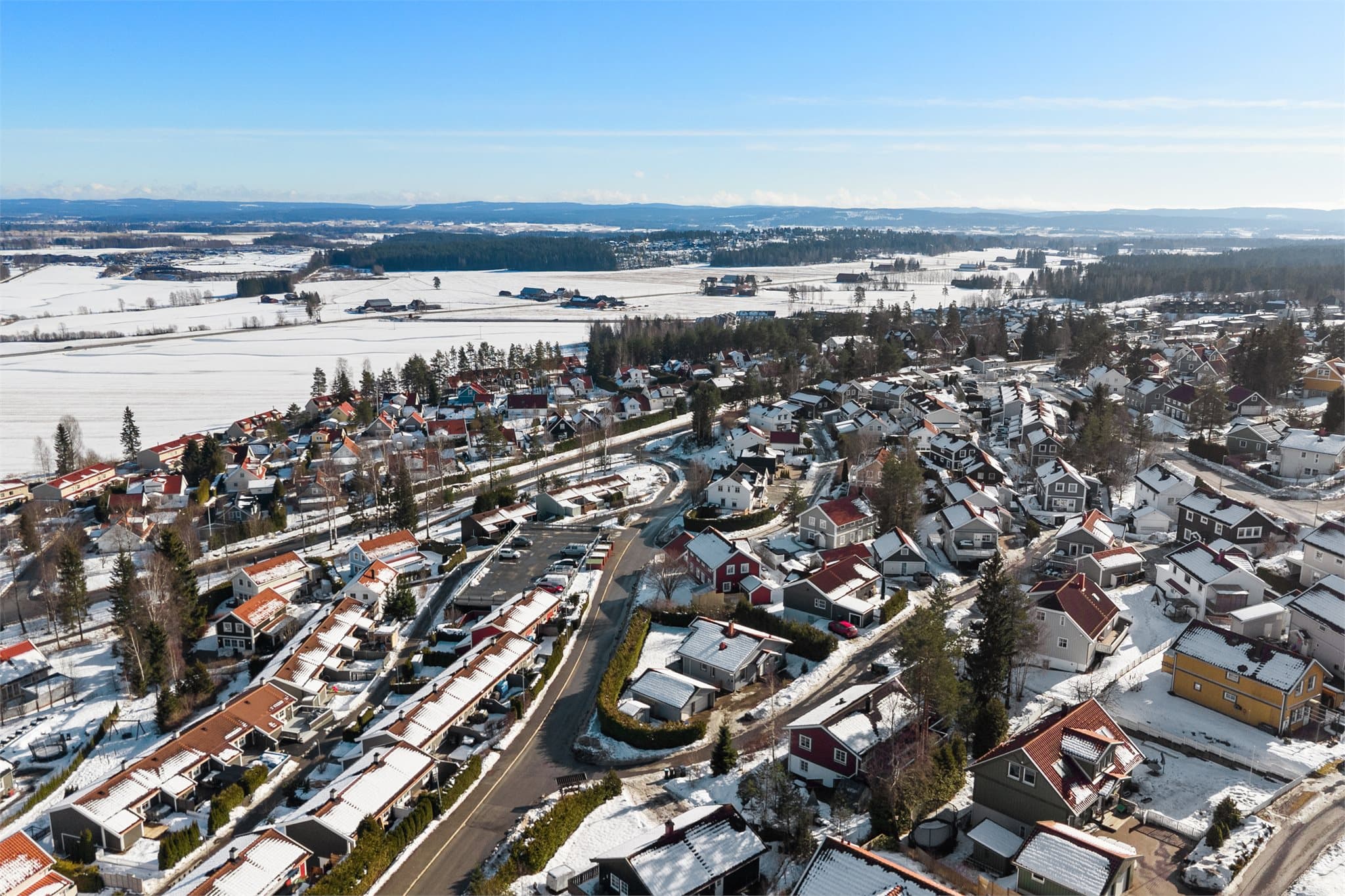 Fra eiendommen er det gangavstand til Neskollen barneskole. For elever i ungdomstrinnene er det skolebussordning til Vormsund ungdomsskole.Det finnes et godt utvalg av både private og kommunale barnehager.