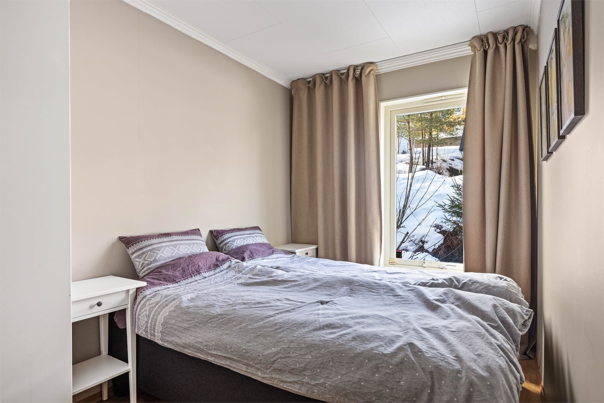 Et lyst og trivelig soverom med plass til seng og skrivepult.