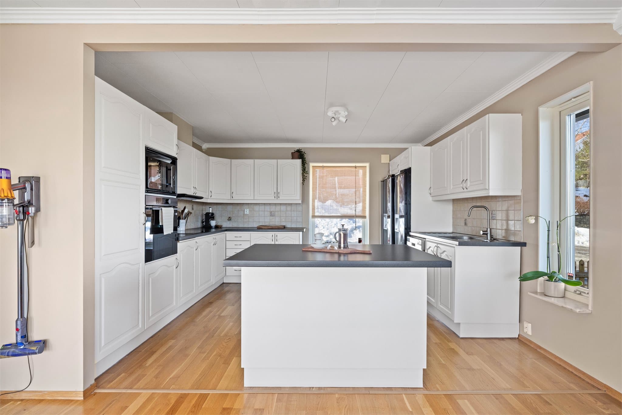 Romslig kjøkken med god skap- og benkeplass, samt en praktisk kjøkkenøy.