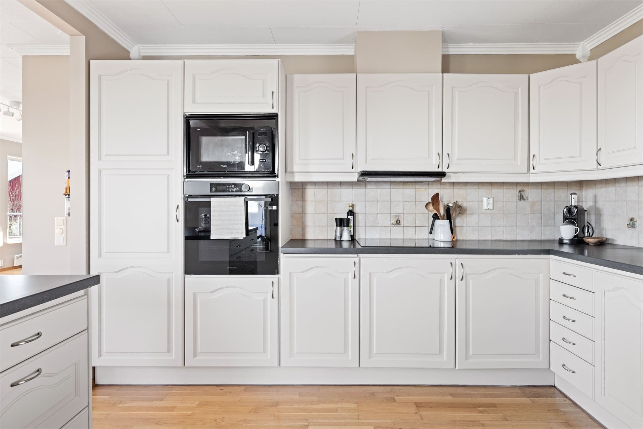 Kjøkkenet er utstyrt med integrert stekeovn og mikrobølgeovn i god arbeidshøyde.