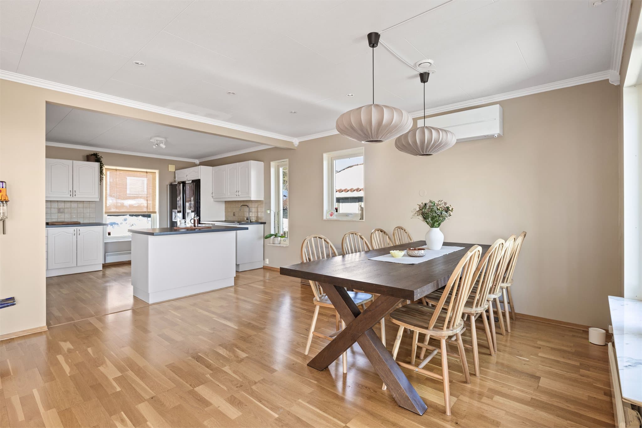 Spisestuen har god plass til langbord og ligger i åpen løsning med stuen.