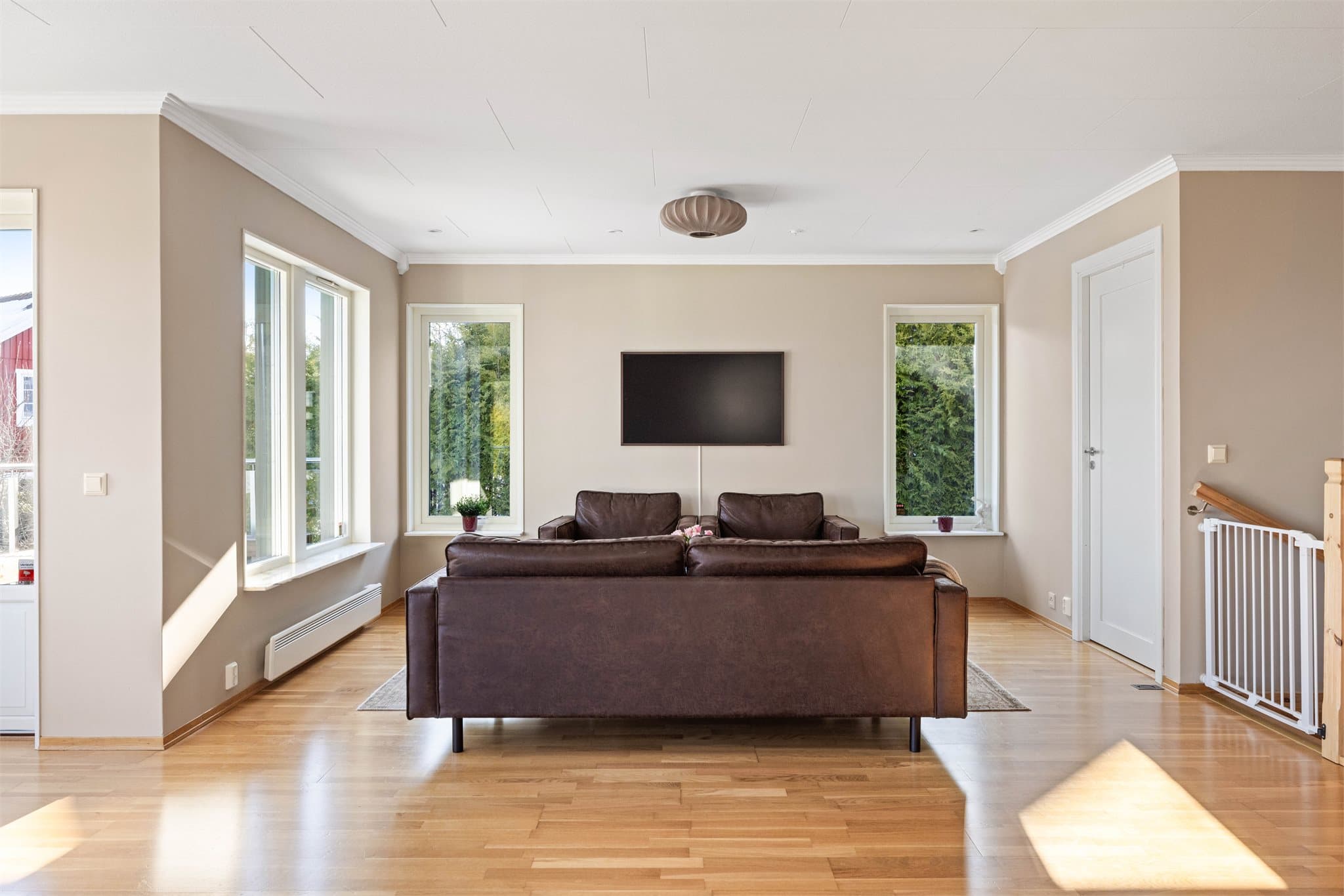 Fra stuen er det utgang til to separate balkonger, som gir flere fine uteplasser.