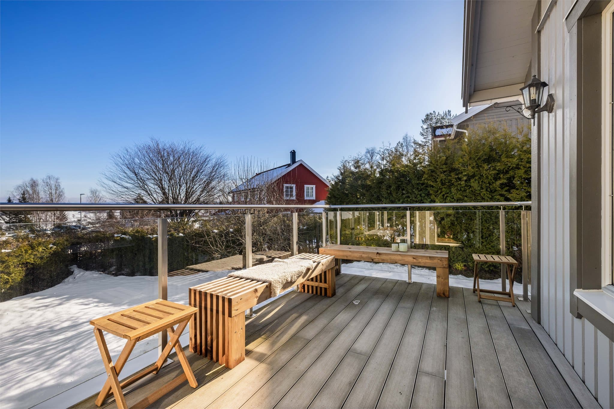 En av de to romslige balkongene, med god plass til en sittegruppe.