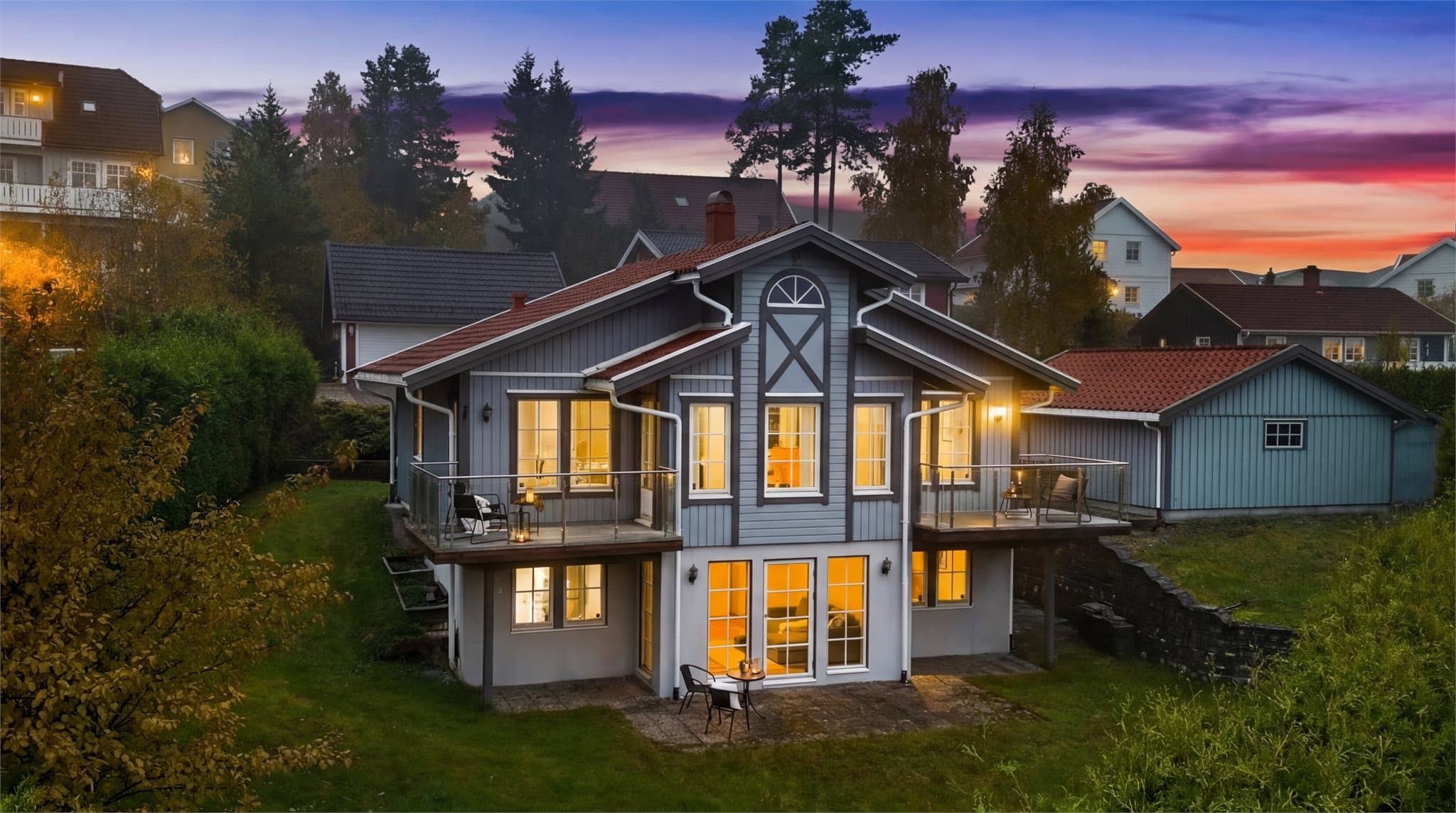 Dette er en innholdsrik, barnevennlig og flott familiebolig med fine og store uteplasser!