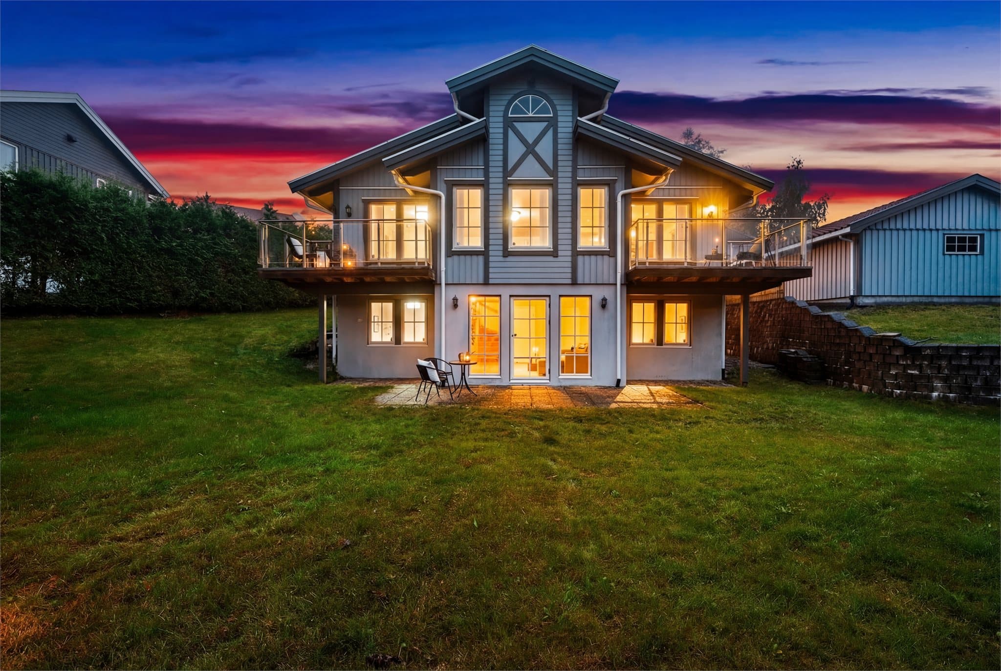 Den store hagen er pent opparbeidet og gir gode leke- og utfoldelsesmuligheter til både sommer- og vintertid.