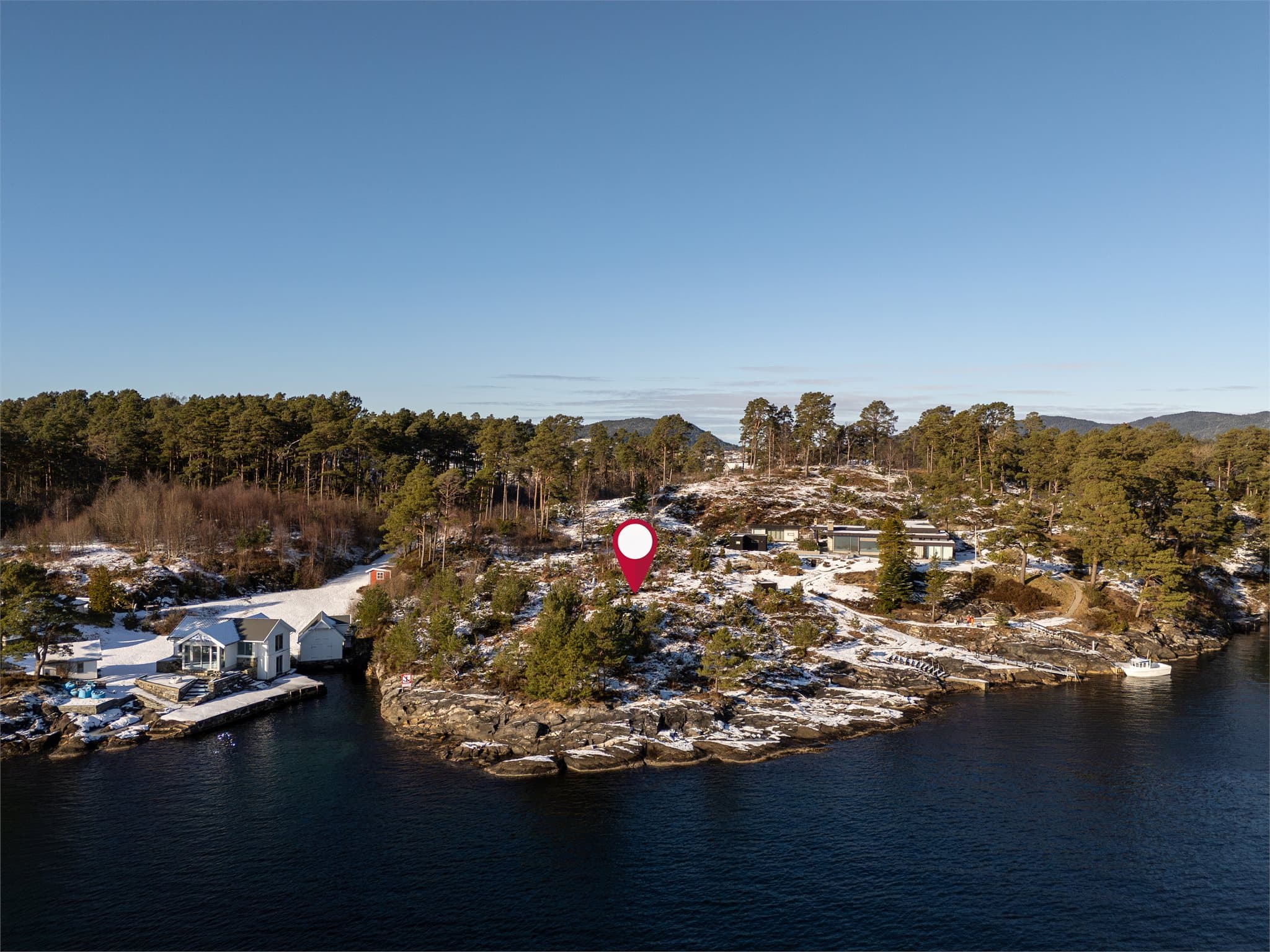 - Hyttetomten ligget i et naturskjønt område med mange hytter og fritidsboliger, kun en kort båttur fra fastlandet -
