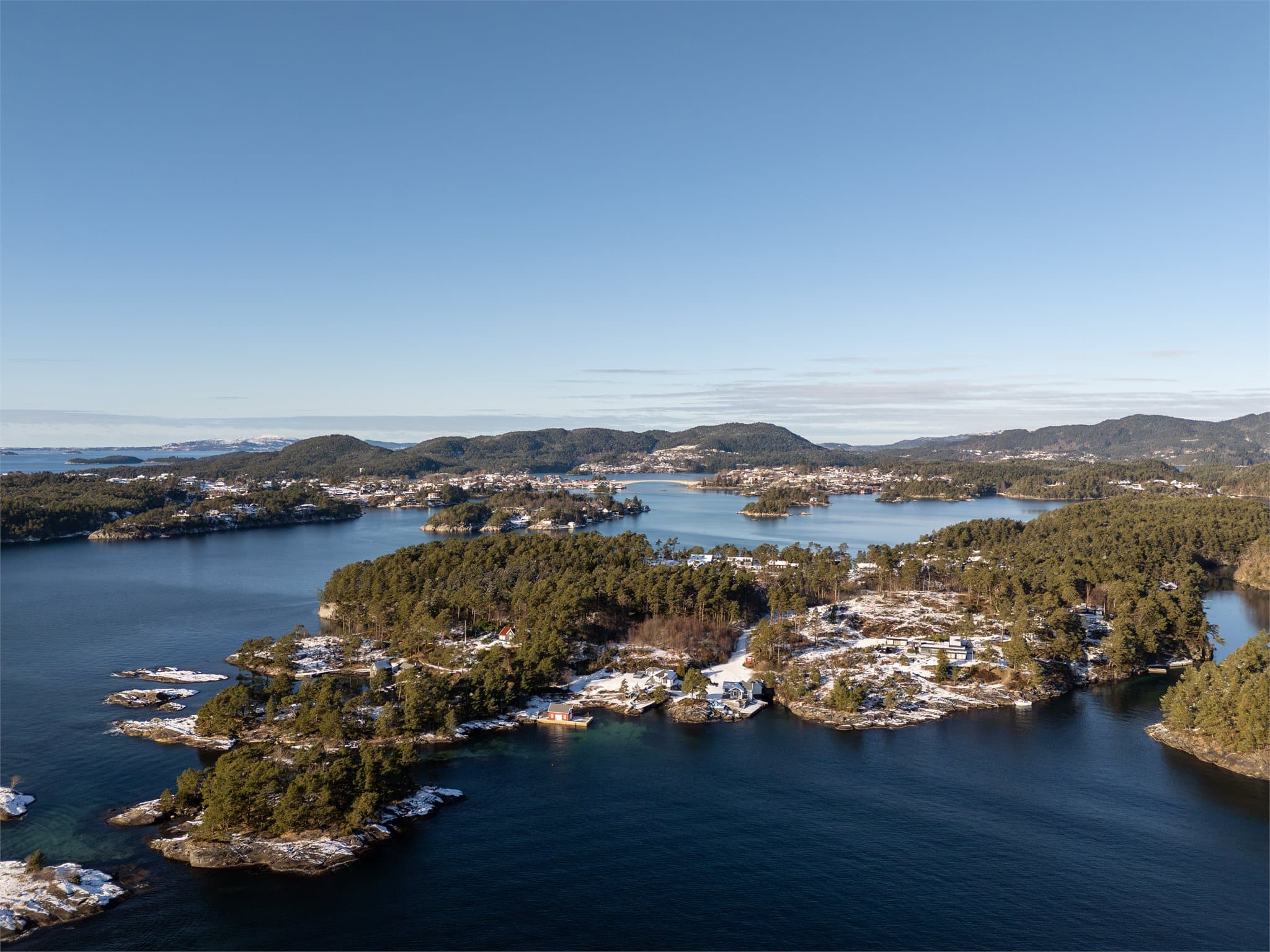 - Fra tomten er det 1,7 km til Bunnpris på Vedholmen som også holder søndagsåpent -
