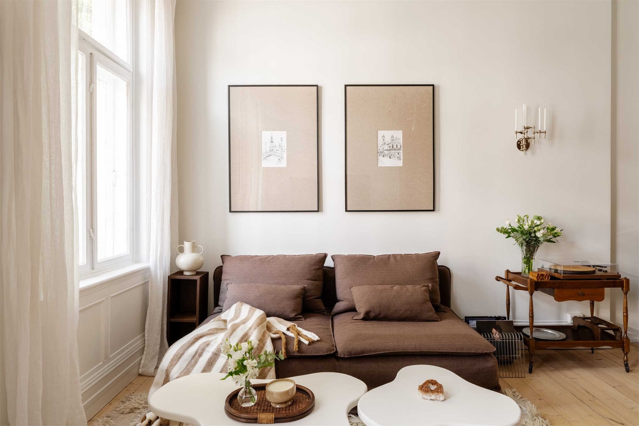 Den lyse stuen har fleksible møbleringsmuligheter, med plass til både sofagruppe og spisebord.