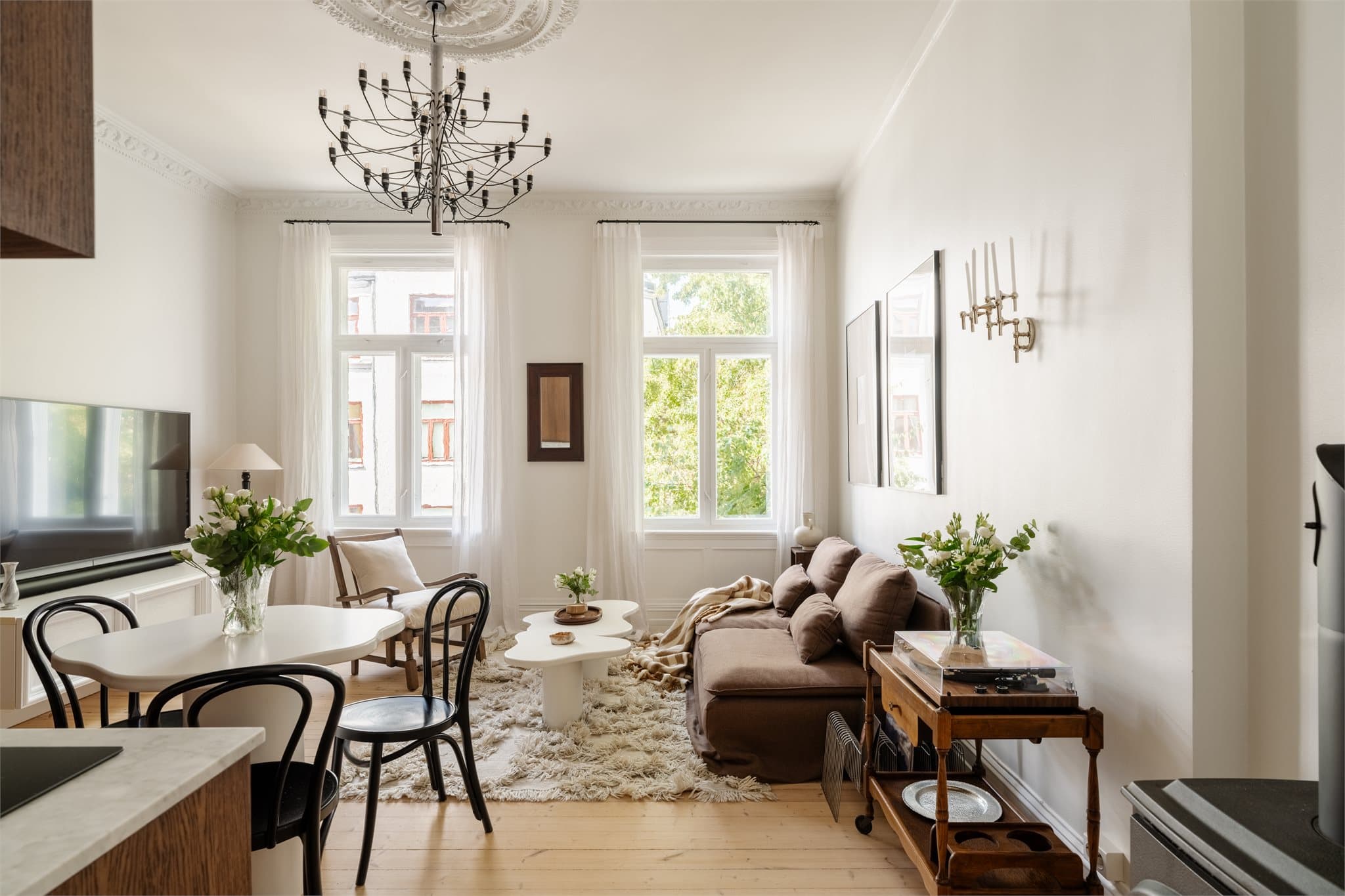 Oppholdsrommet ønsker velkommen inn med originalt tregulv, takhøyde på ca. 3,10 meter og lekre detaljer!