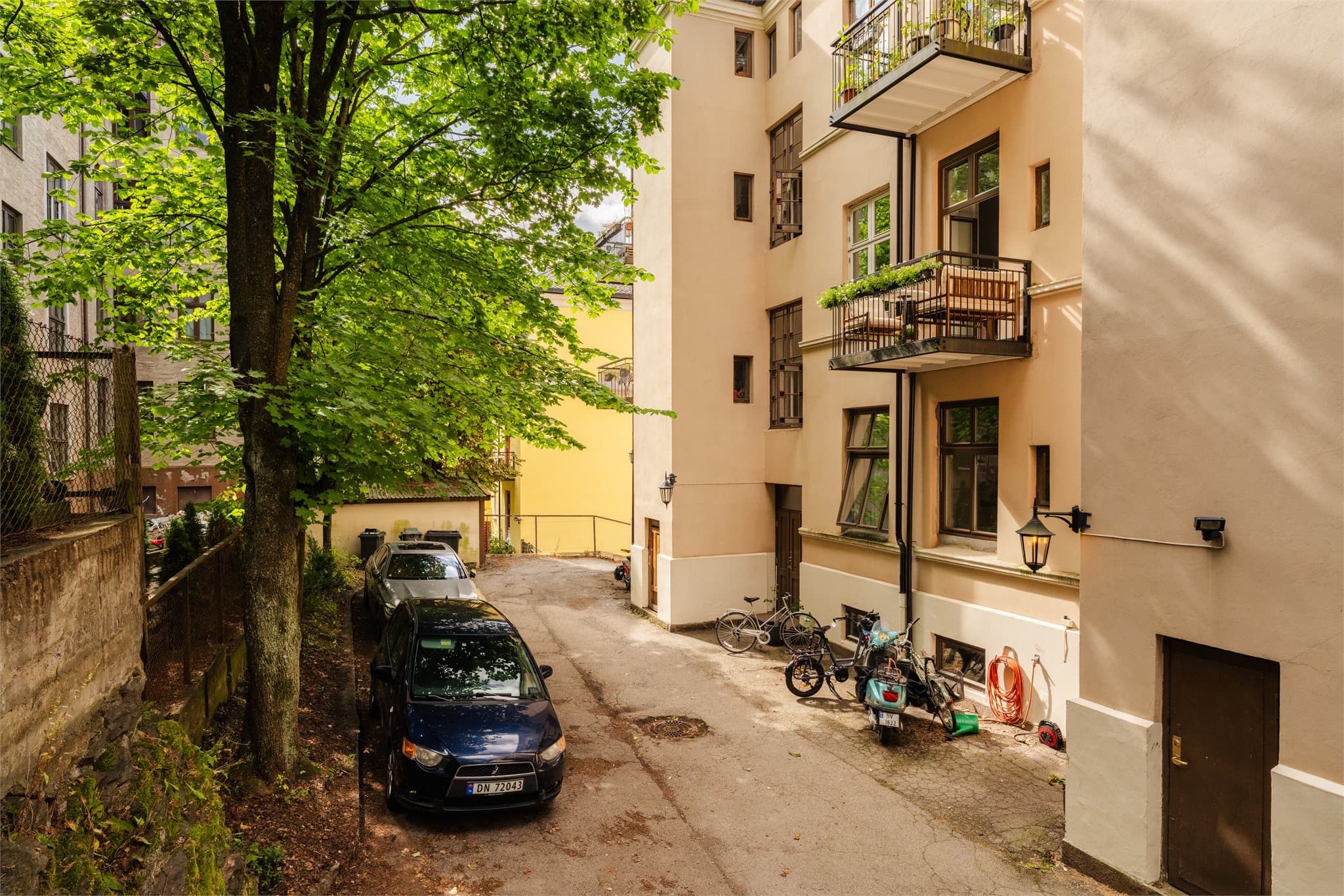 Inngangspartiet har rolige omgivelser.
