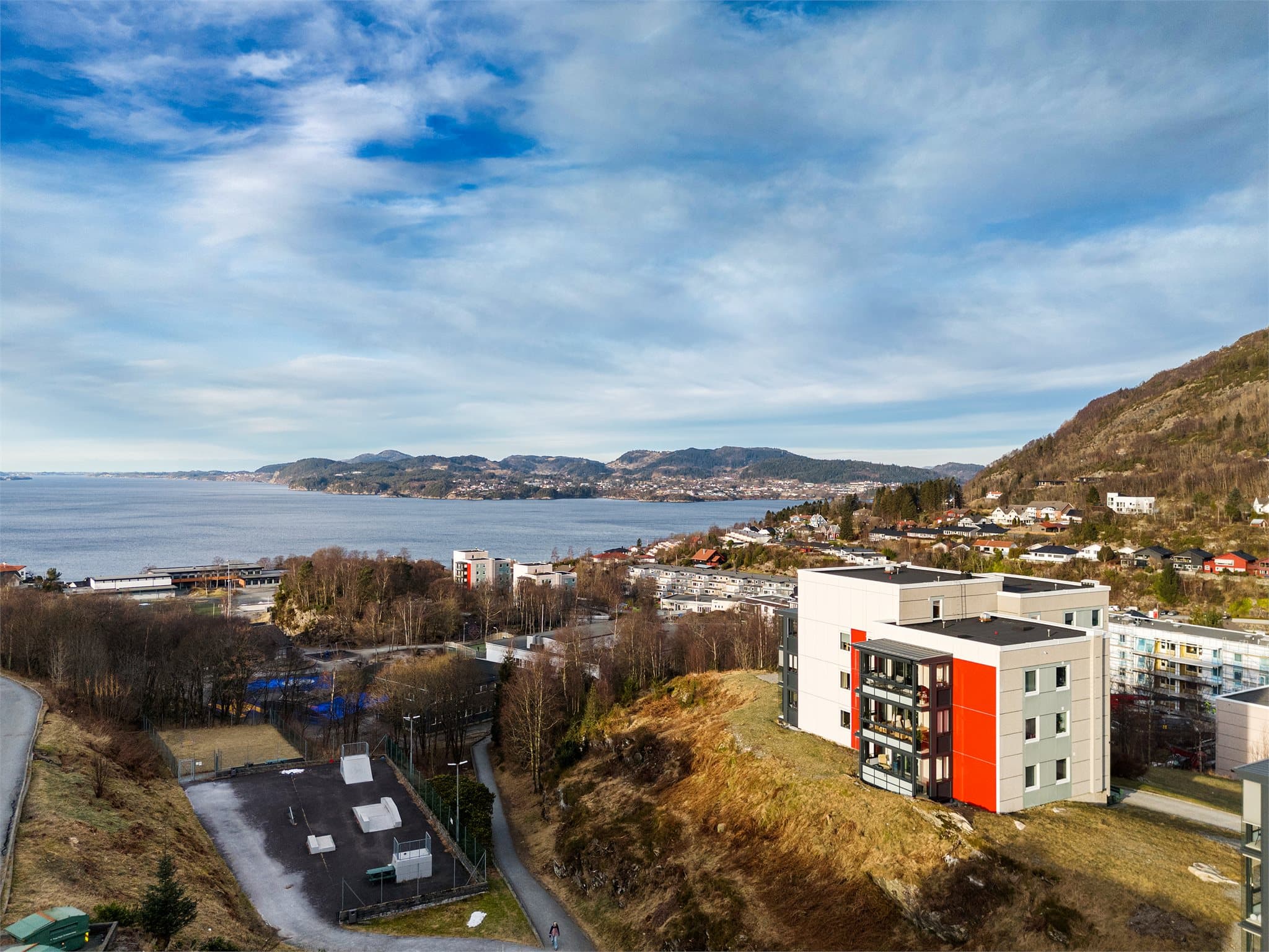 - Beliggenheten er barnevennlig, med gangavstand til skoler, barnehager, bussholdeplass og flotte turmuligheter -