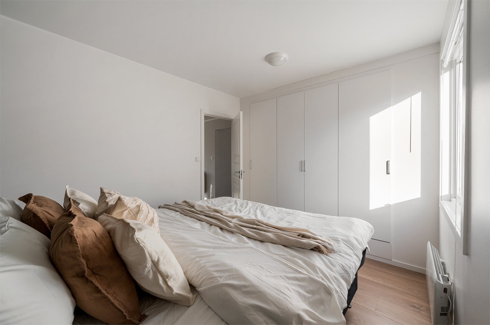 - Rikelig med lagringsplass i plassbygd garderobeløsning -