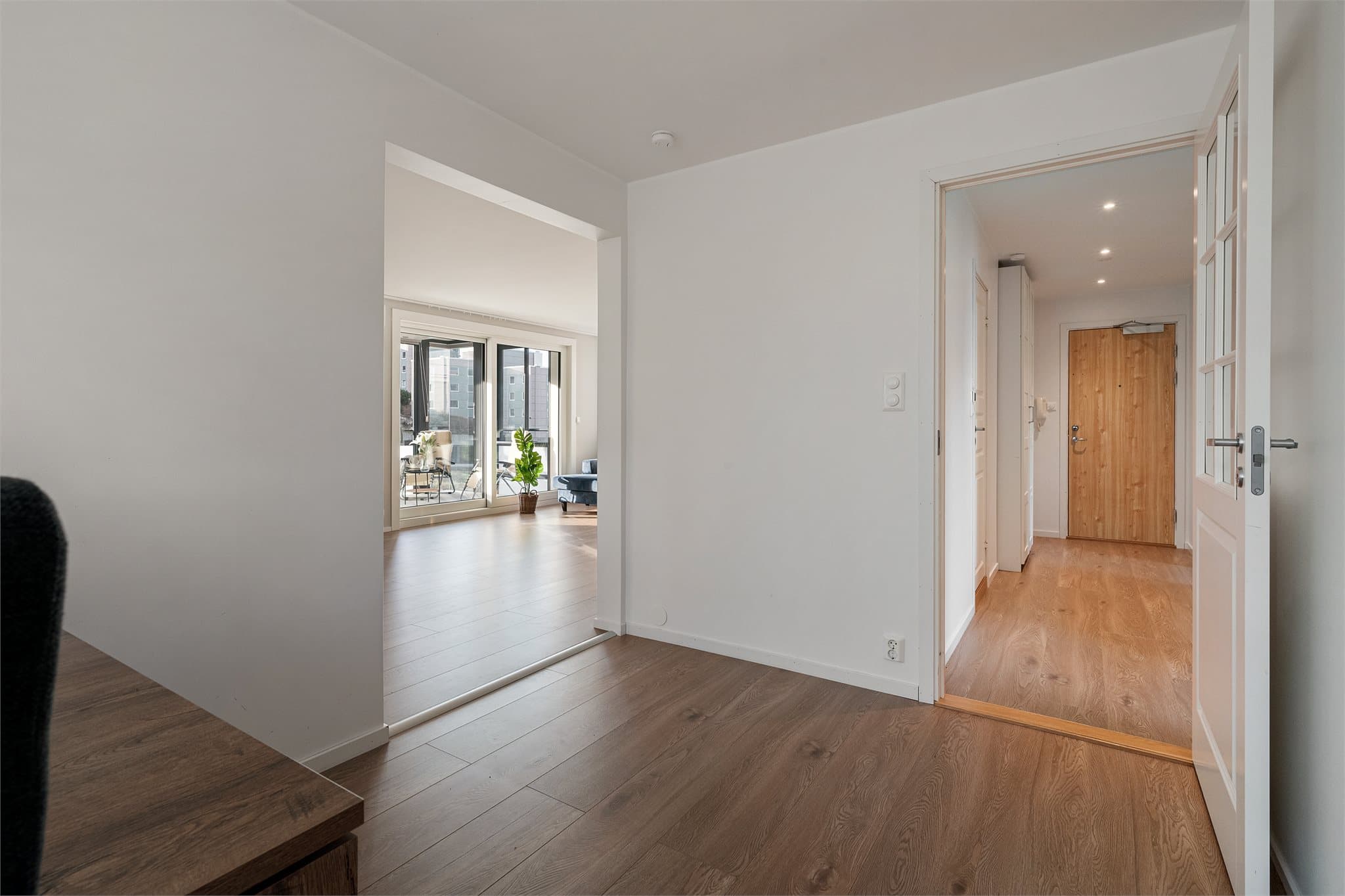 - Leiligheten har gjennomgående lik laminat på alle gulv, noe som gir for et nydelig helhetsinntrykk og en rød tråd gjennom boligen -