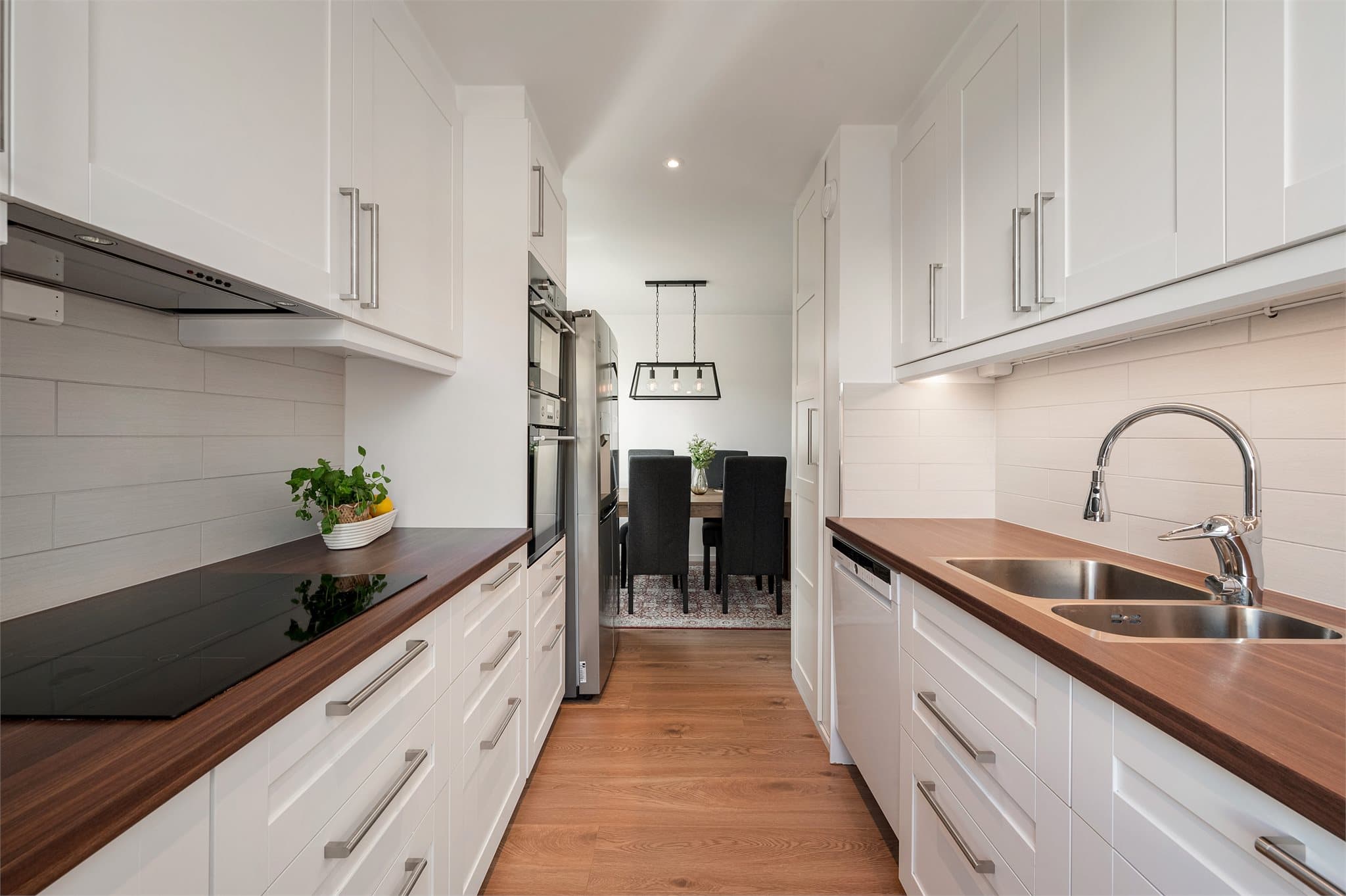 - Kjøkkenet måler 6,2m². Å handle inn til dagens middag kan gjøres ved lokalbutikken Kiwi Toppe -