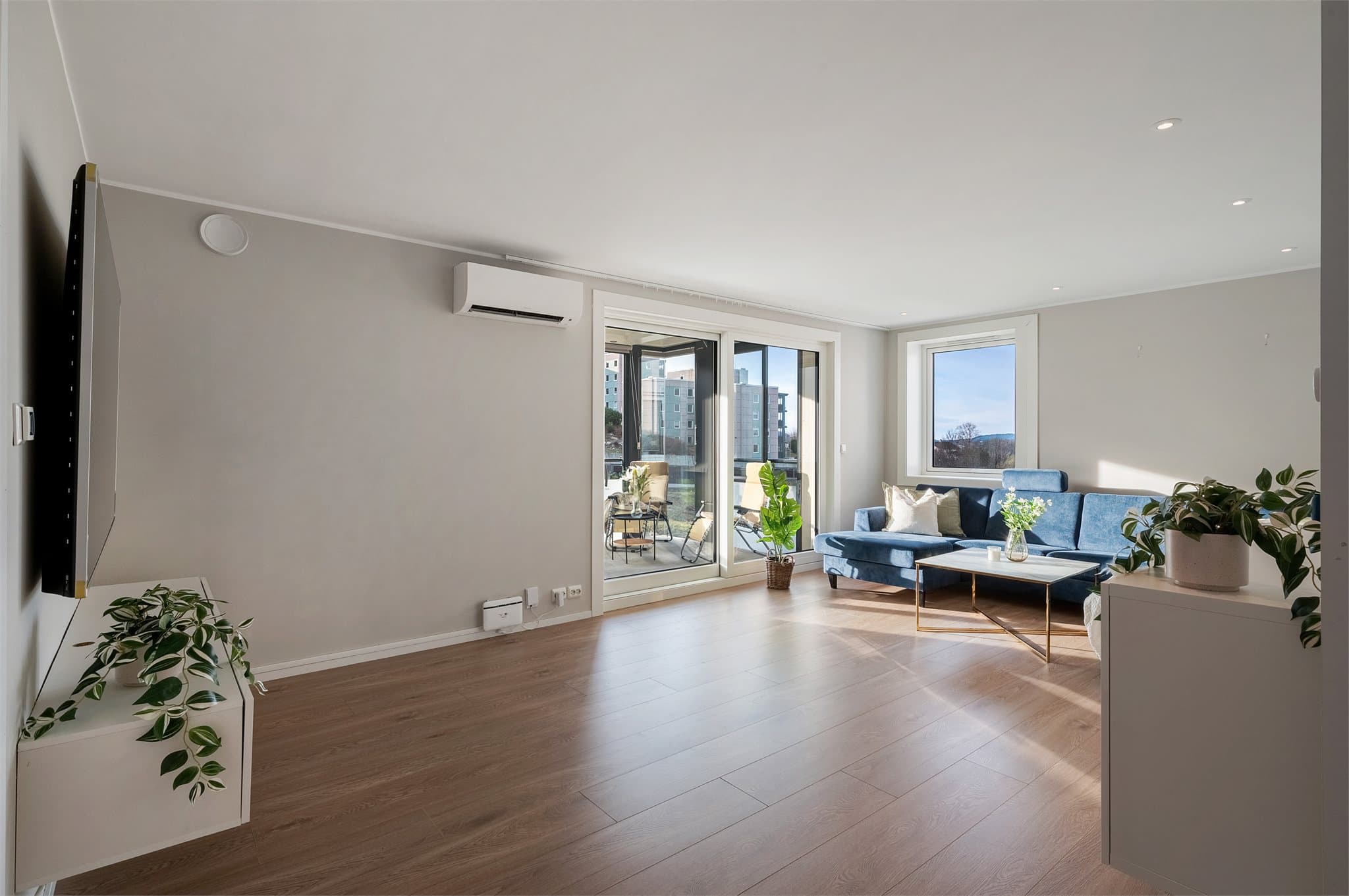 - Stuen fremstår som lys og luftig med flere store vinduer som åpner rommet og sørger for godt med lysinnslipp -