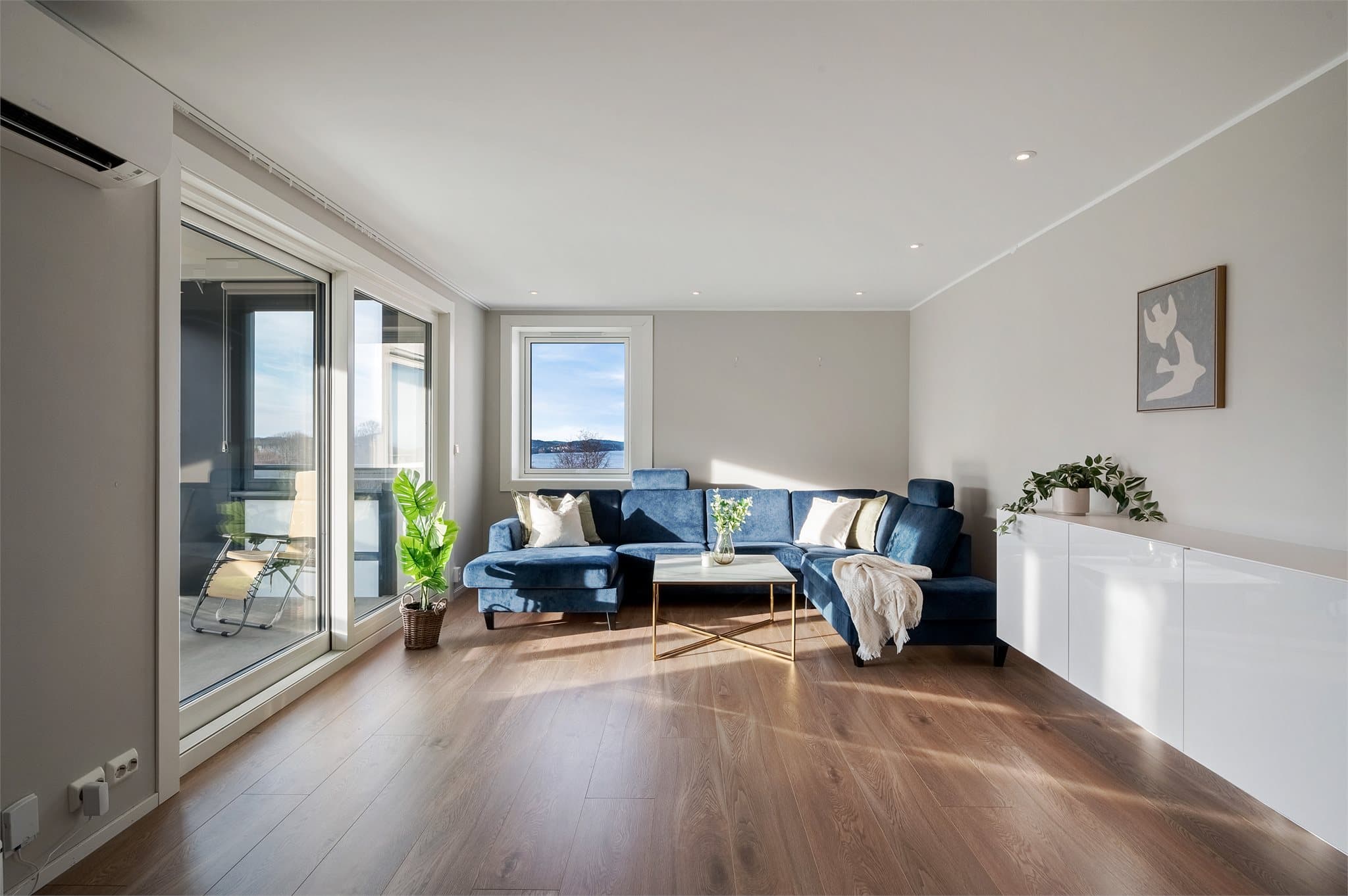 - Leiligheten inneholder stue, kjøkken, 3 soverom, bad, vaskerom og gang + innglasset balkong -