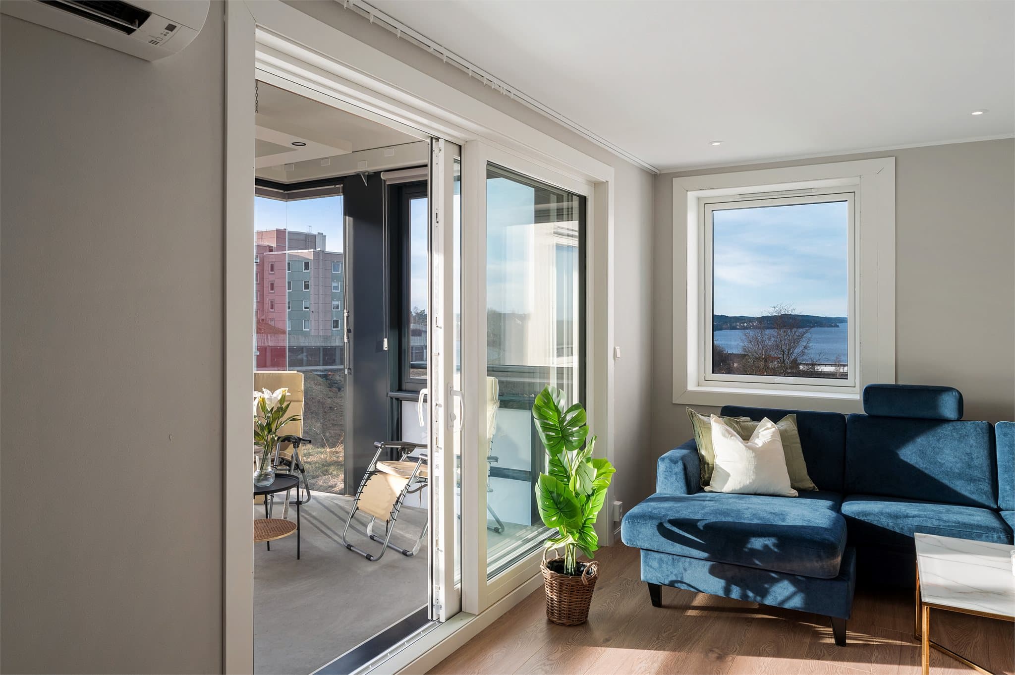 - Her får du muligheten til å bosette deg i en delikat 4-roms med fantastisk sjøutsikt -