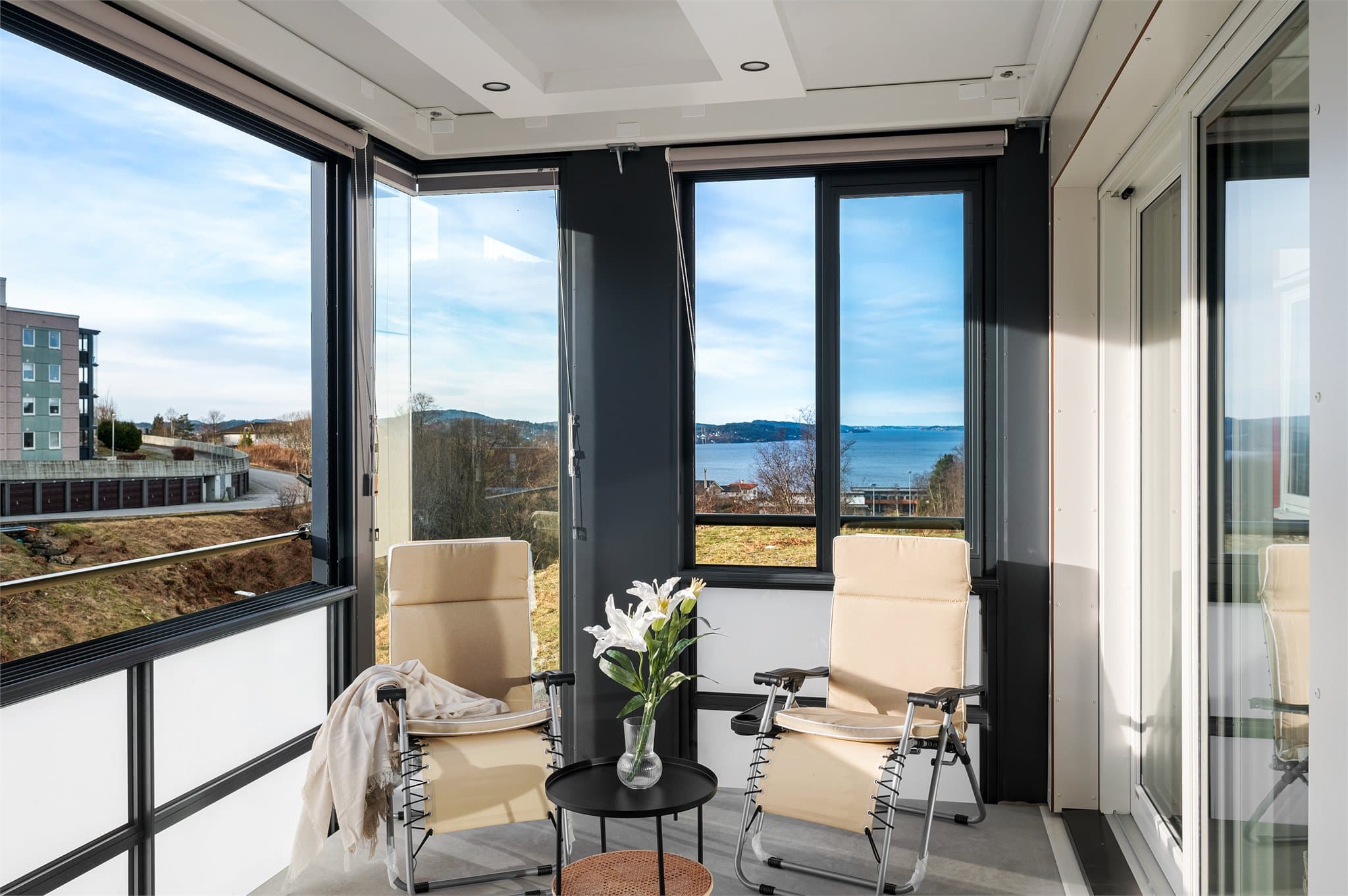 - Den innglassede balkongen måler 12,7m². Merk innfelte downlights i tak -